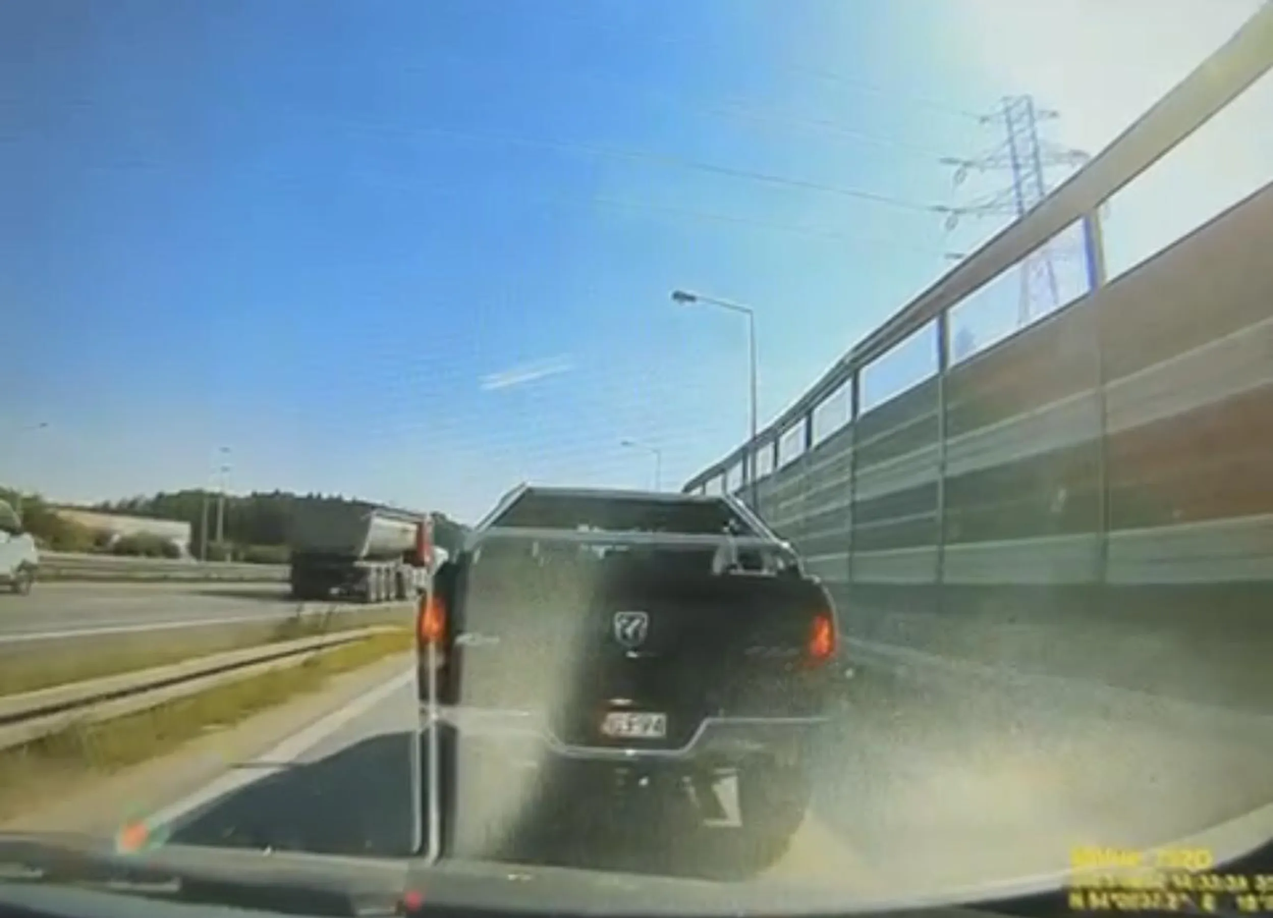 Wyjeżdża pod maskę, nie ustępuje pierwszeństwa pojazdom na drodze z pierwszeństwem a następnie gwałtownie hamuje by w niego wjechać w tzw. du*e Ewidentnie szuka okazji