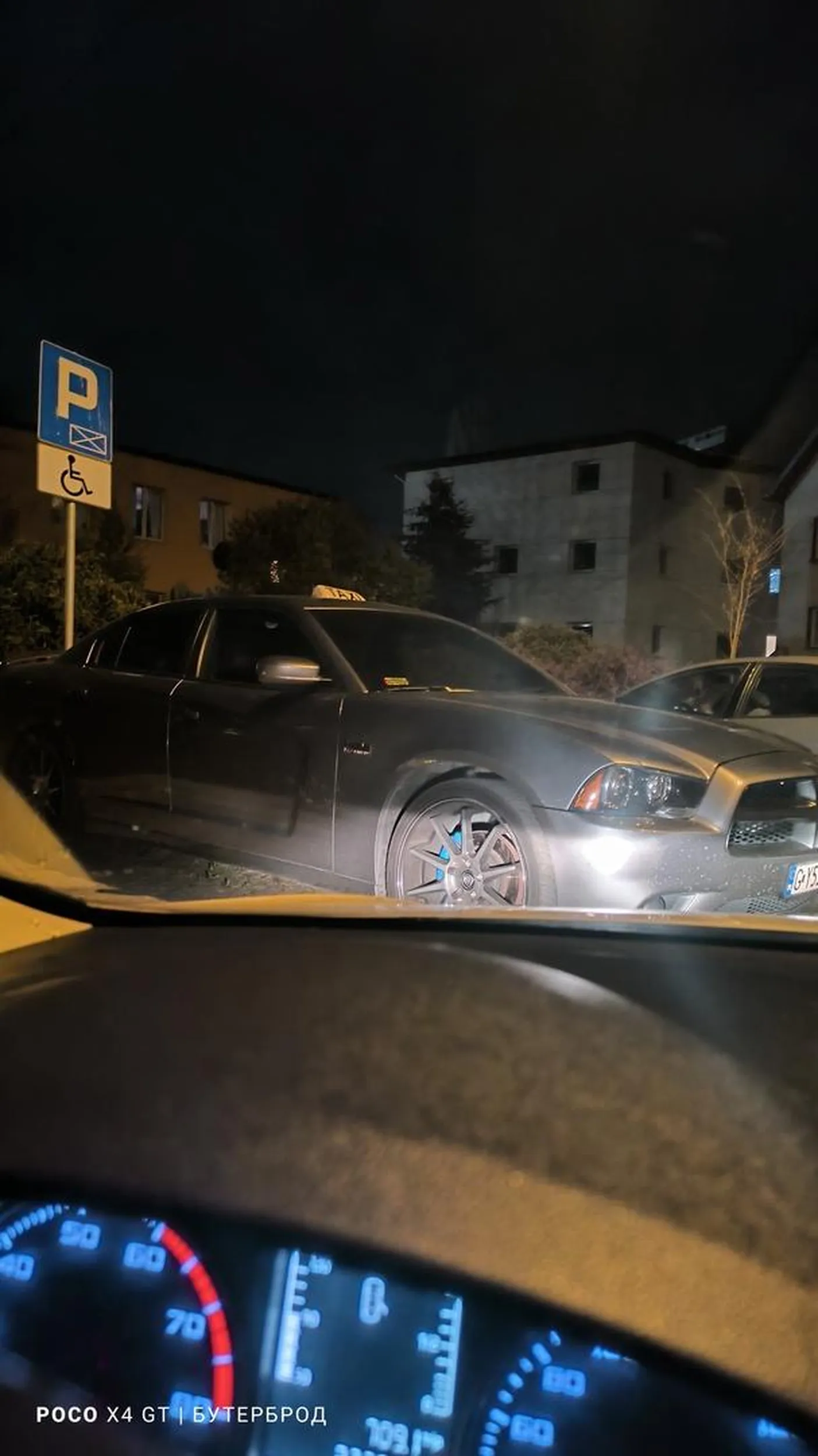 Robi z siebie fajnego taksówkarza, nie przestrzega przepisów ruchu drogowego, każdemu pokazujemy środkowy palec, mężczyzna około 20 lat, wygląda na zdrowego, nie niepełnosprawnego, ale zajmuje parking dla niepełnosprawnych w Pruszczu Gdańskim, pytam policję zwrócić uwagę na tę sprawę