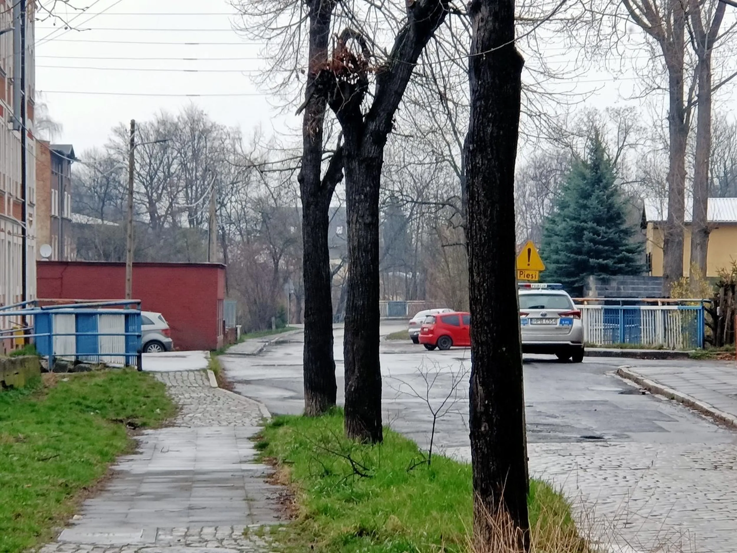 Panowie stoją, zastawiają most i wyjazd