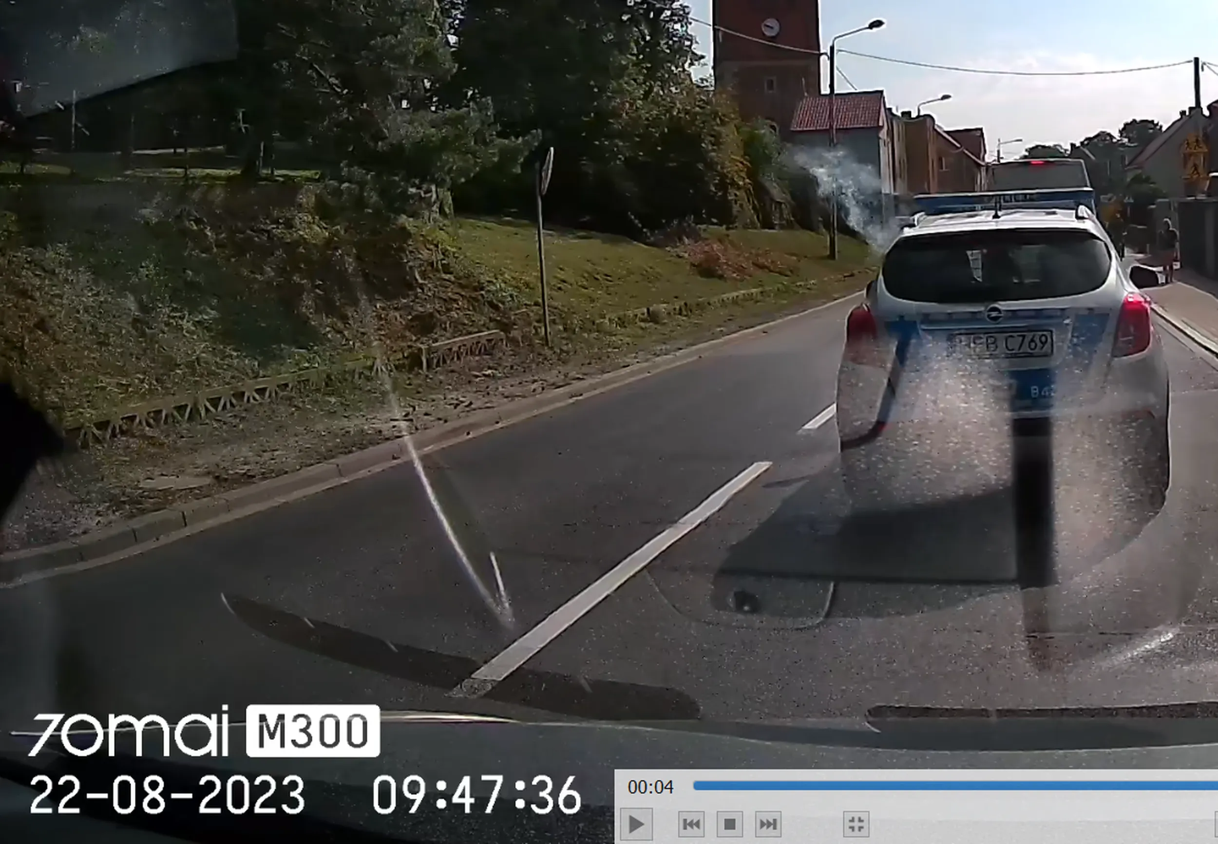 Wzorowe zachowanie mundurowego, dymek w służbowym samochodzie