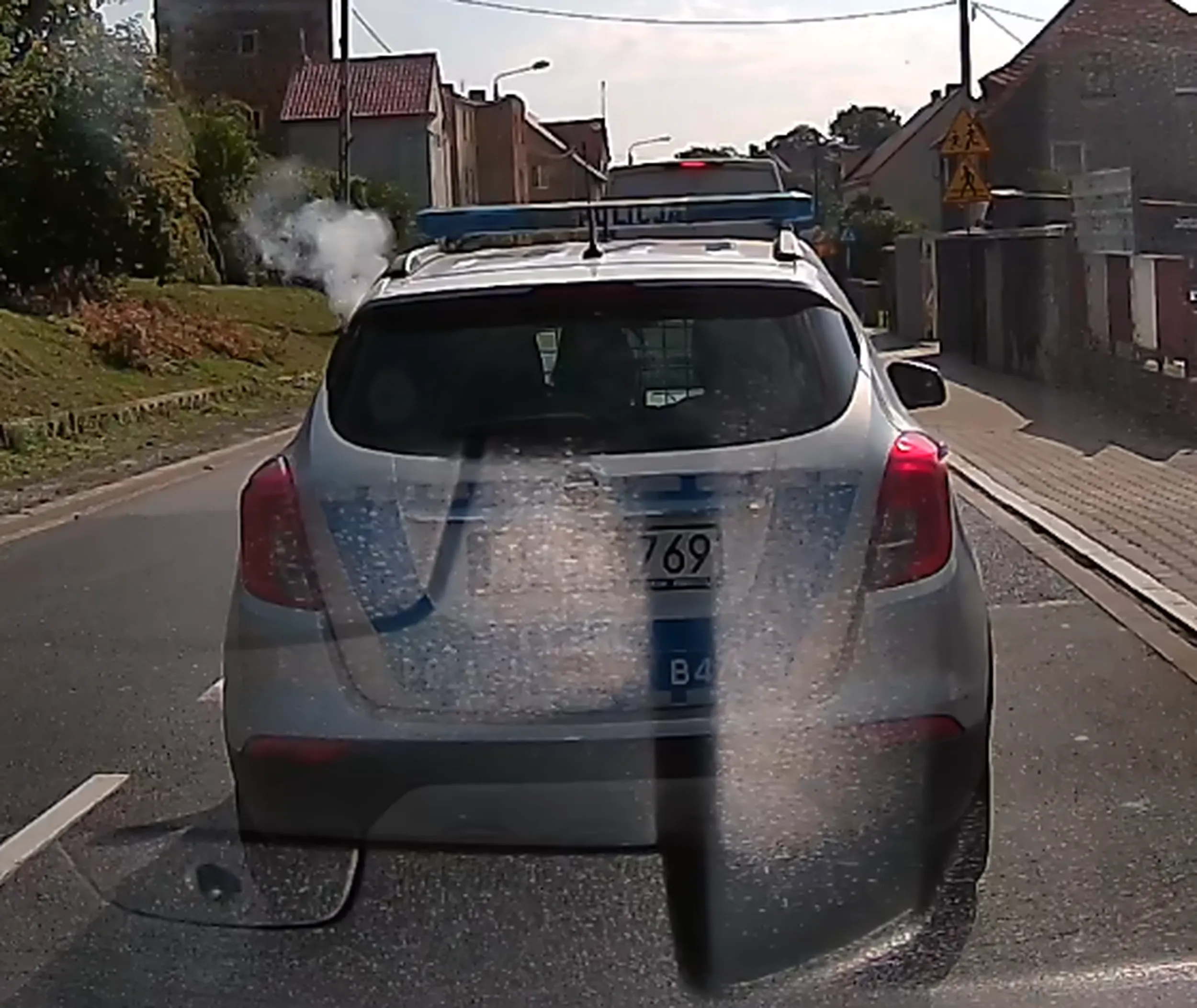 Wzorowe zachowanie mundurowego, dymek w służbowym samochodzie