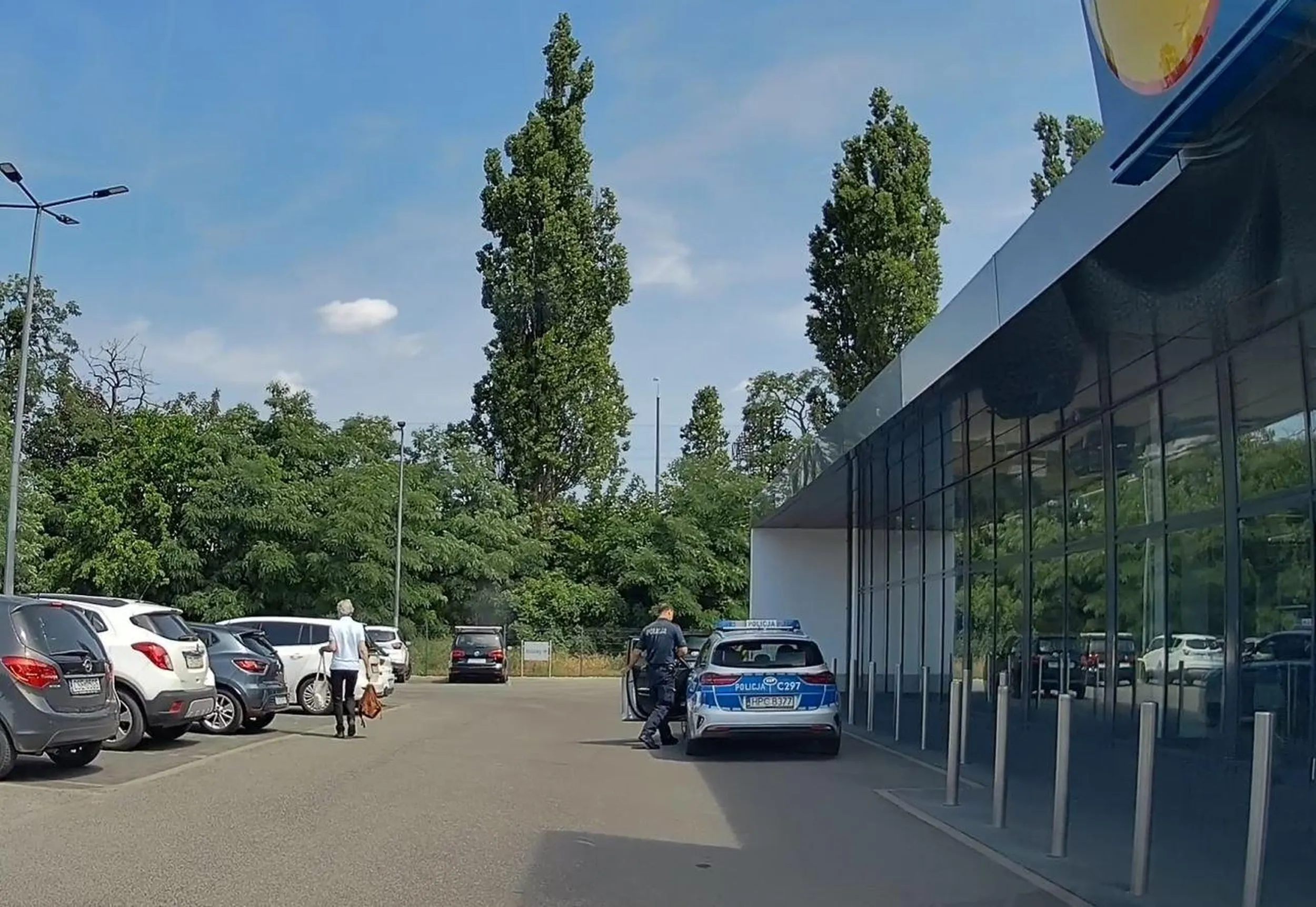 ładny przykład dają nasi najlepsi... pomimo że są wolne miejsca to lepiej utrudnić innym wyjazd, a dwa... ok. 15 minut na włączonym silniku (bo upał)