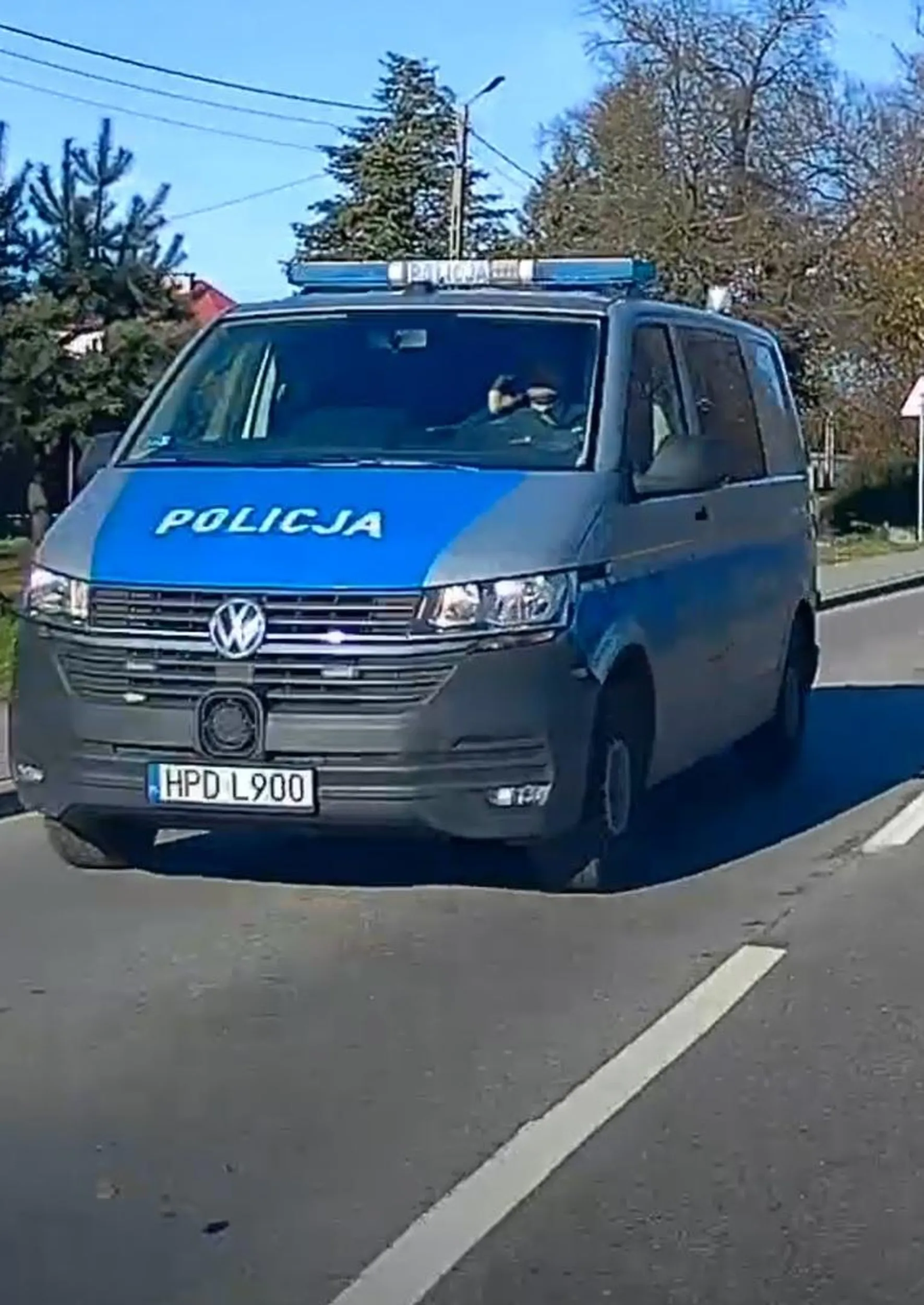 Rozmawia przez telefon podczas jazdy. Czy sam sobie wystawi mandat?