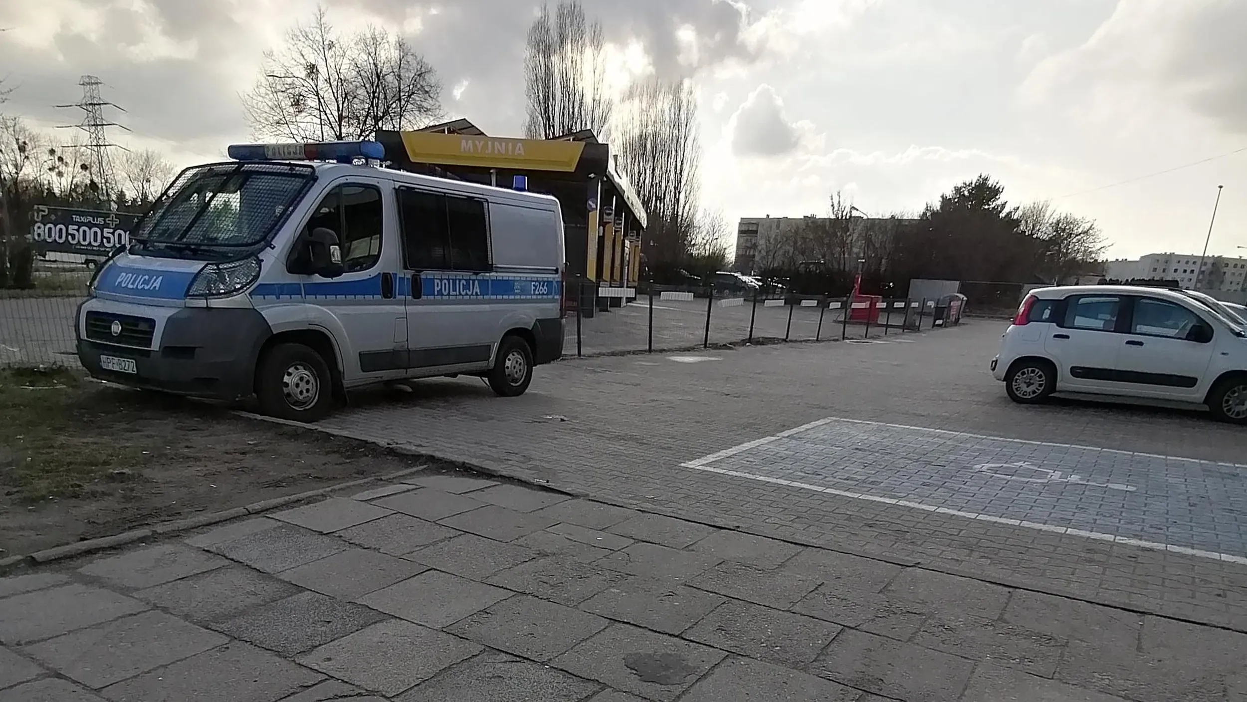 Idealne parkowanie ułatwiające wjazd na miejsce dla inwalidów.