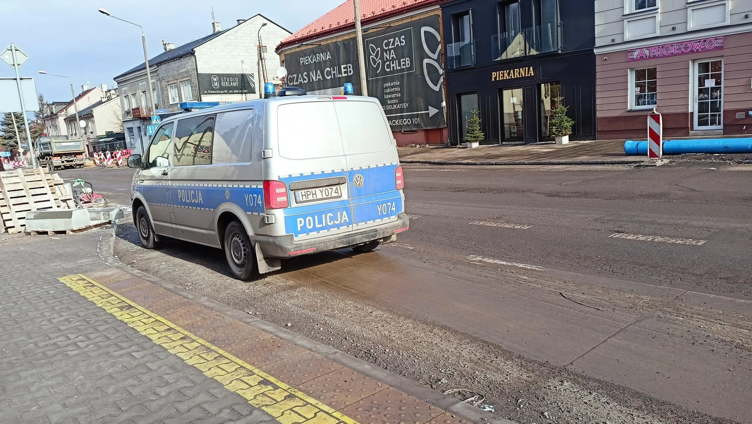 pan i pani policjantka stanęli na zakazie na przystanku autobusowym aby pójść do piekarni po buleczki