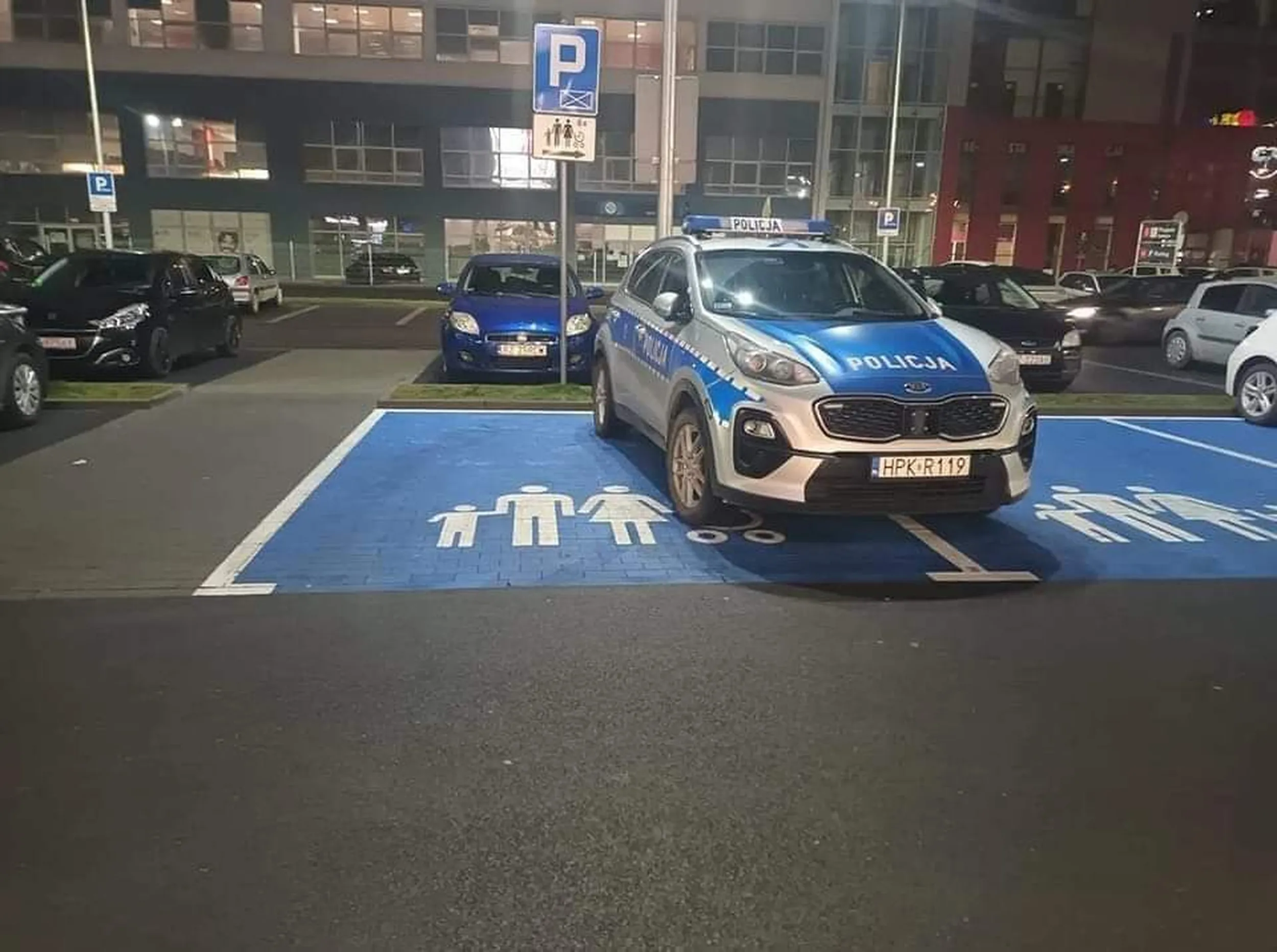 Gratuluje chłopakom umiejętności parkowania. Ciekawe jak łuk na egzaminie na prawko zdali. ?