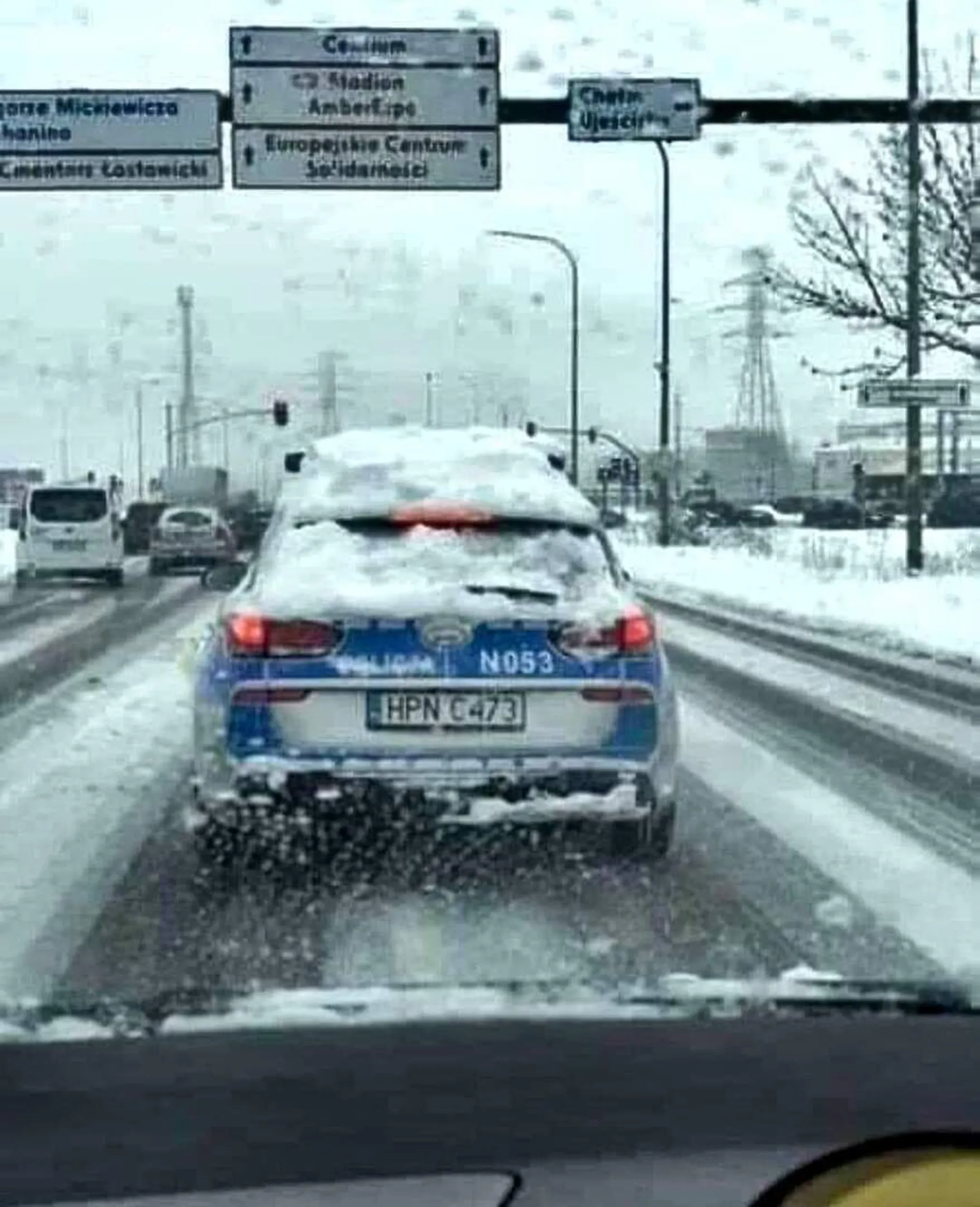 Nie odśnieżone auto za to jest chyba mandat. Bynajmniej tak mi się wydaje.