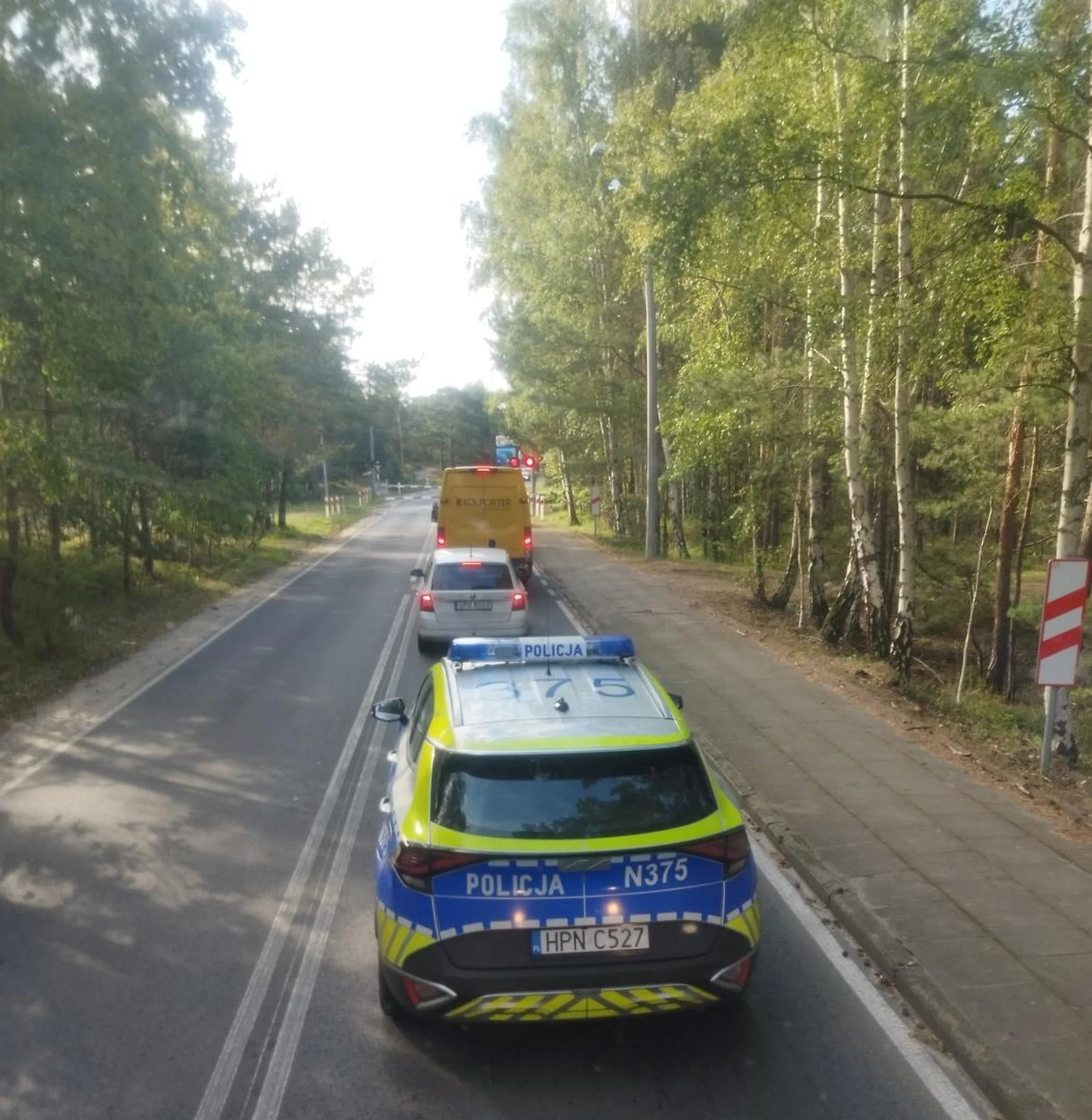 Jadąc drogą DW218 na odcinku Jurata-Hel ograniczenie prędkości do 50km/h panowie nic sobie nie robią ze znaków i dają przykład jazdy 90km/h ?