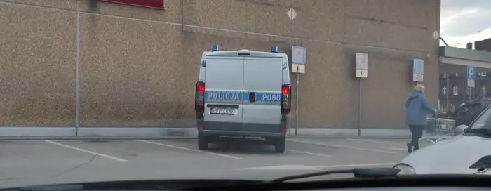 Panowie, a Wy jacyś wyjątkowi jesteście, że linie na parkingu Was nie obowiązują? (Gwoli ścisłości ten pojazd nie był w tym momencie uprzywilejowany, tzn. nie miał włączonych sygnałów dźwiękowych, ani świetlnych)