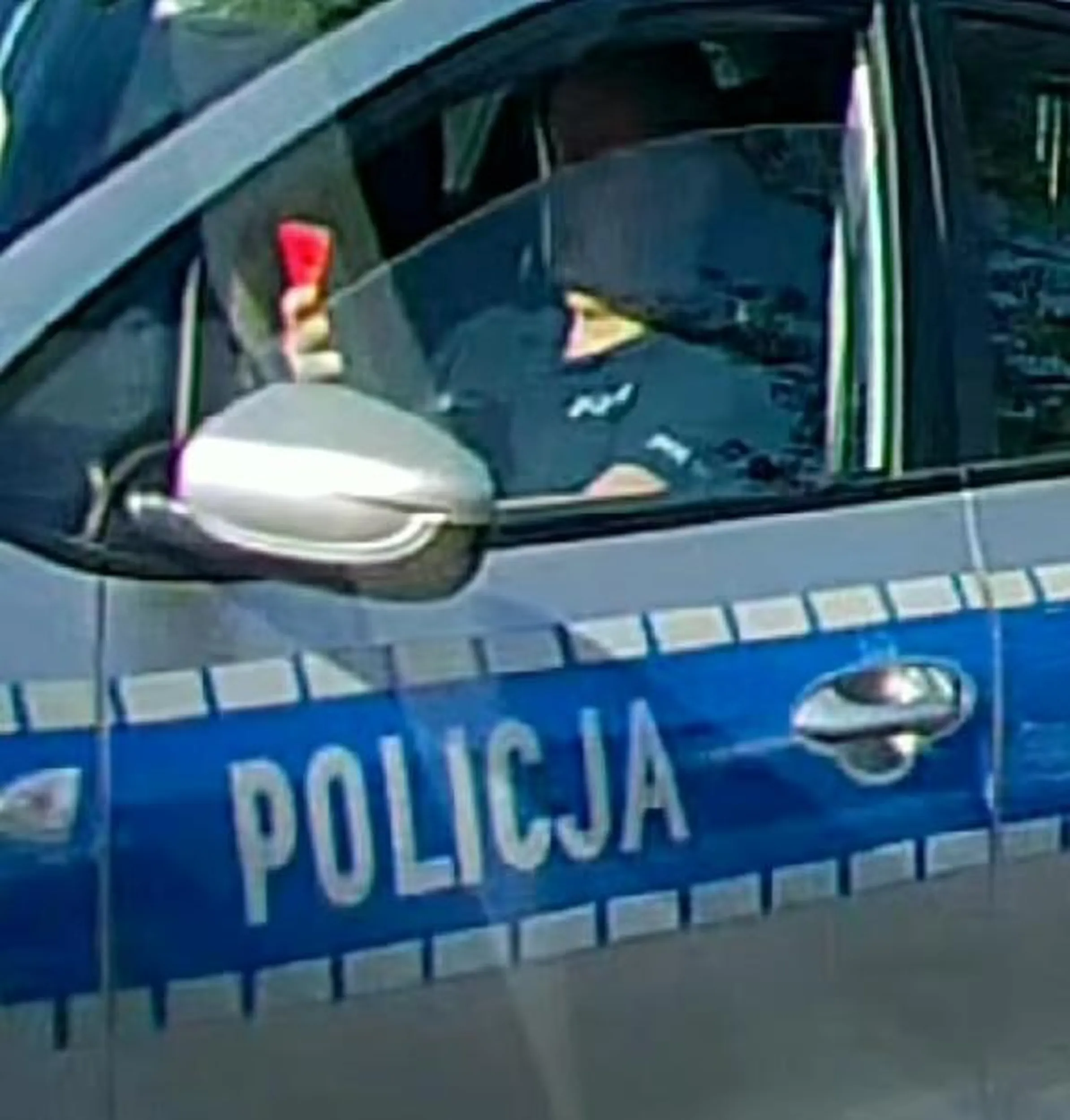 Ziomek pisze SMSy podczas jazdy