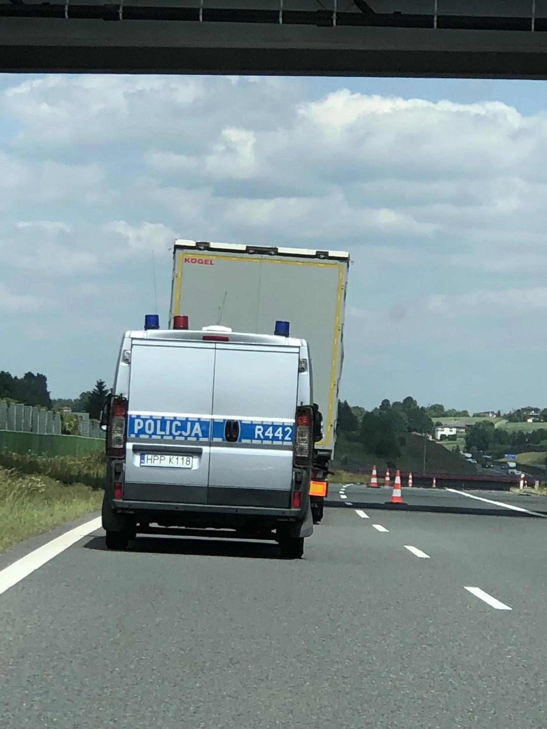 Wjazd na autostradę A1-Mszana godzina 13:05 brak jazdy na suwak (prace roboty) po czym mimo ograniczenia do 80km/h siedzenia na ogonie za pojazdem ciężarowym… w jakim celu? By szybciej jechał jak ciężarowe mają ograniczenie do 80km/h.