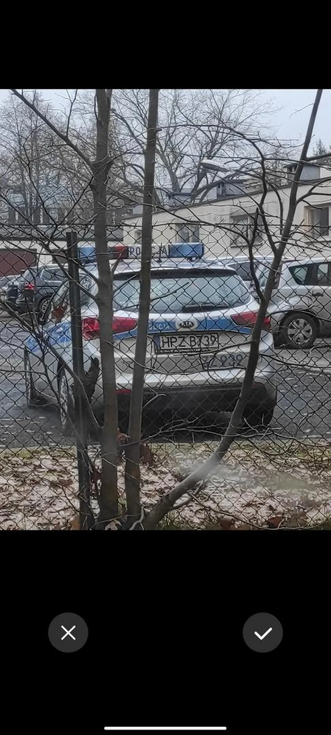 Witam. Takowy funkcjonariusz o imieniu Stefan Kapela, bardzo nie kulturalnie jeździ owym radiowozem, ciągle odrusza nie przepisowo tzn. z piskiem opon, trąbi na kierowców. Nie polecam