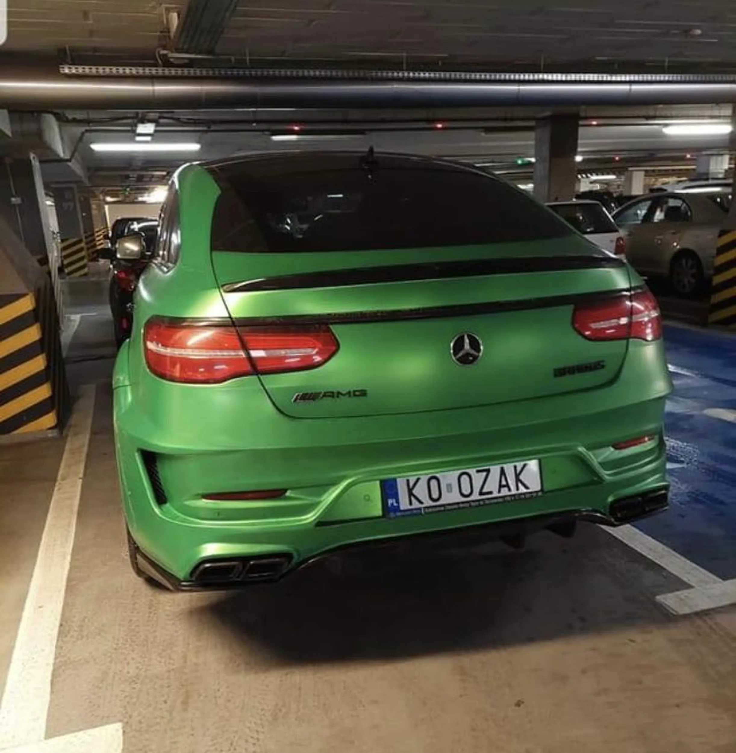Weź zdejmij człowieku te emblematy brabusa i amg bo wstyd jak nie wiem, nie dość że ten samochód się świeci jak psu jajca bo taki jasny neonowy to jeszcze sobie wartość próbujesz podbić Chyba ktoś ci zapomniał powiedzieć że po tablicach można znaleźć model pojazdu…
