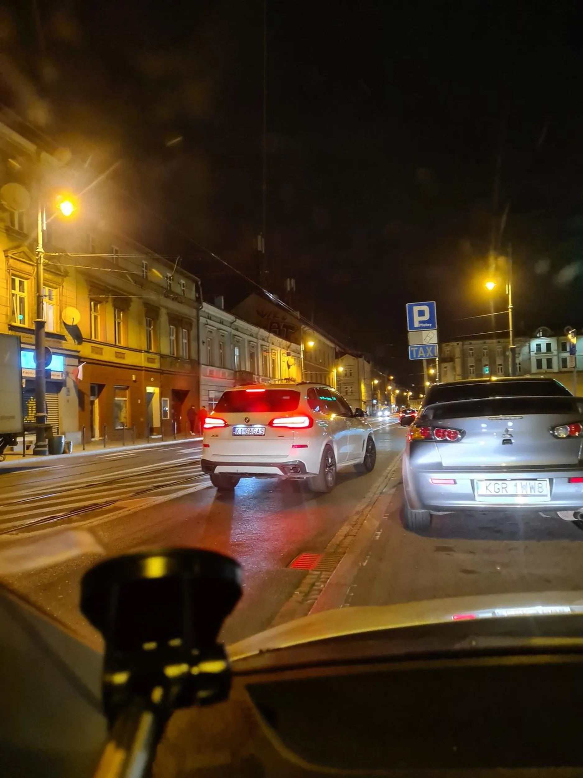 Kierowca parkuje na postoju taxi.