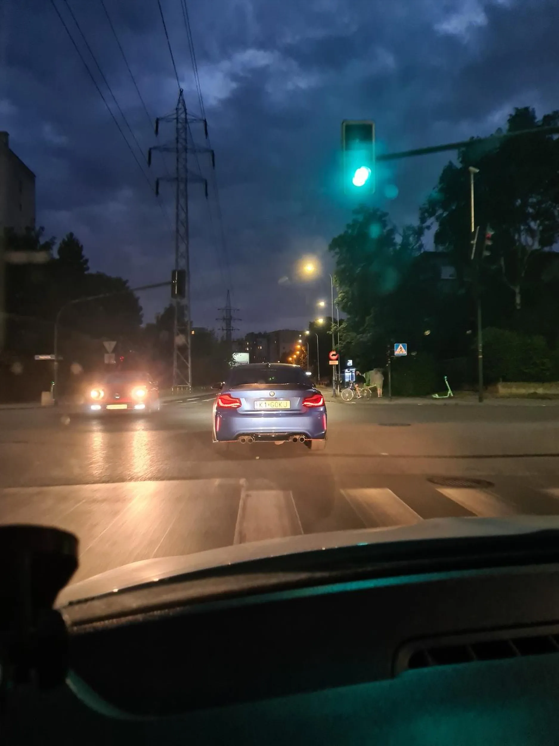 Kierowca wymusza pierwszeństwo i nic sobie z tego nie robi! Kierowca młody, głupi cwaniak!