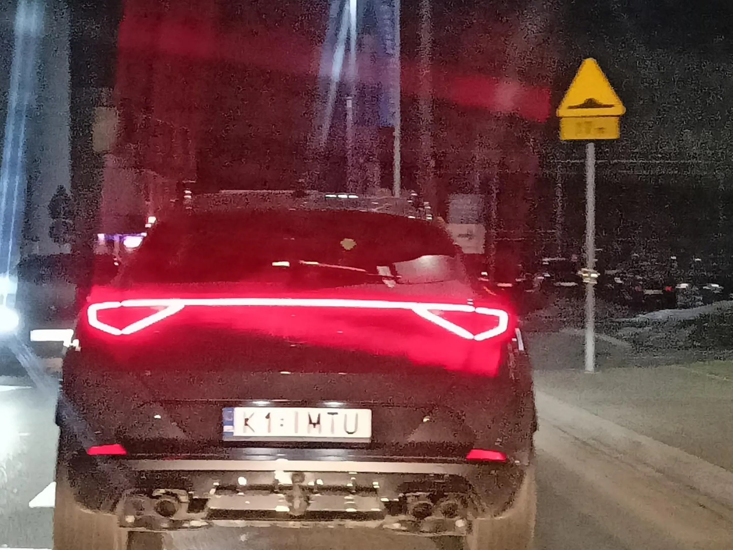 Przez co najmniej godzinę stał na miejscu oznakowanym jako parking dla dostawców KFC, mimo że nie jest żadnym dostawcą