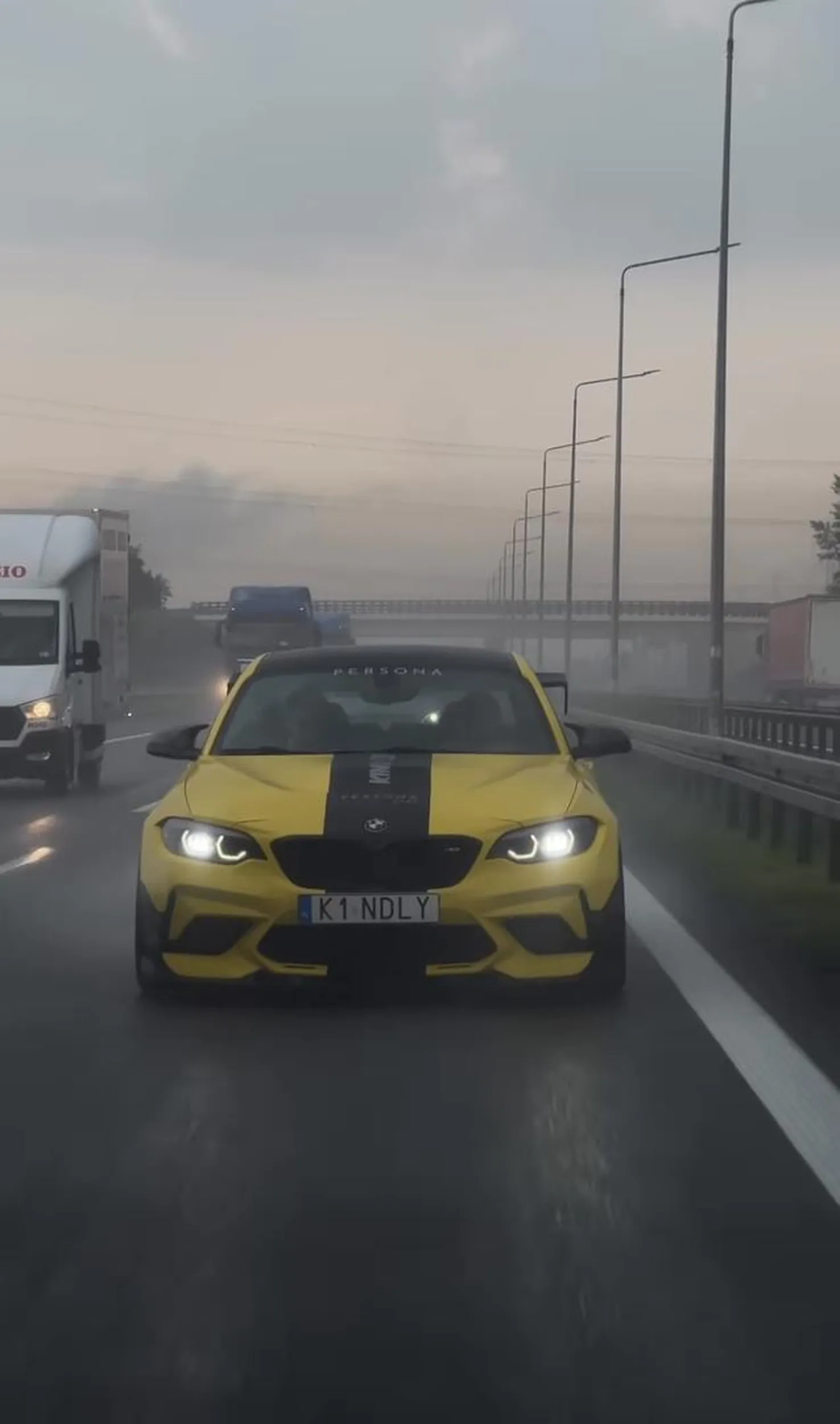 Co do Kamila… jeden z lepszych kierowców z jakimi miałam przyjemność jeździć. Pewny, bezpieczny i przepisowy. Co do samochodu… robi wrażenie i to naprawdę piękna potężna fura z pazurem ?