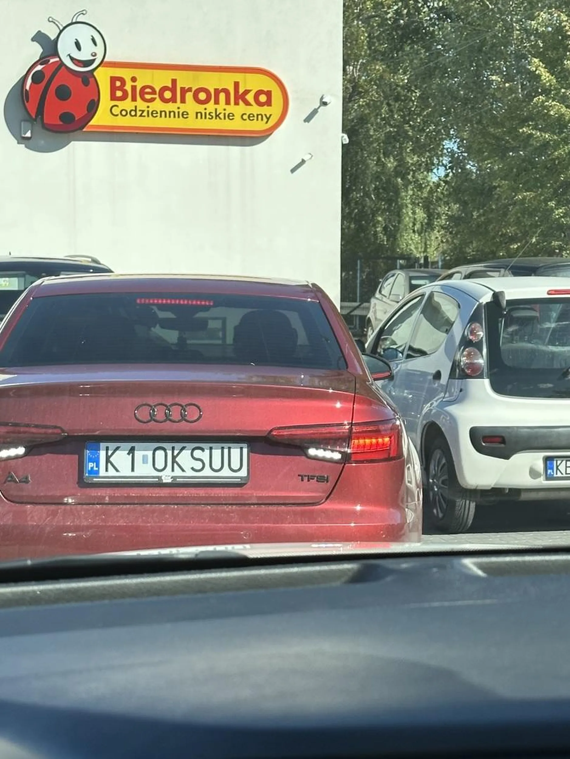 młody siurek chyba świeżo po zdaniu prawka wjechal w citroena na parkingu przy biedronce po czym odjechał xd no nie zaimponowałeś dziewczynie kolego  xd