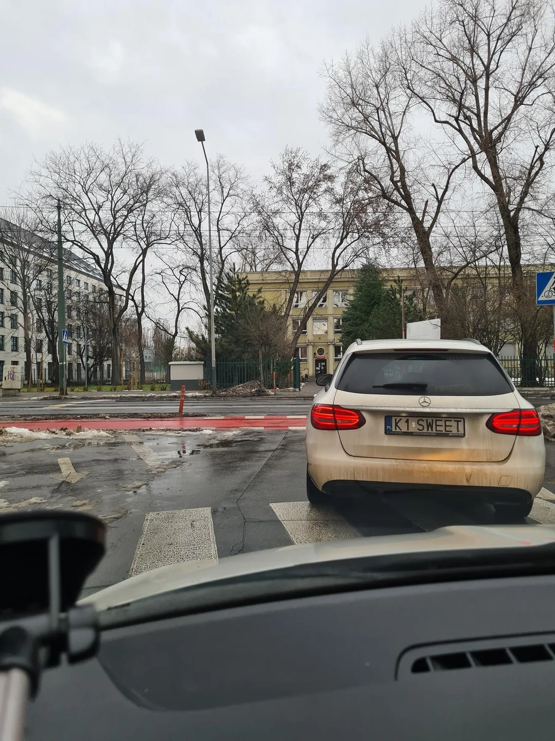 Kierowca do kitu zatrzymuje się tuż przed skrzyżowaniem i wypuszcza pasażera