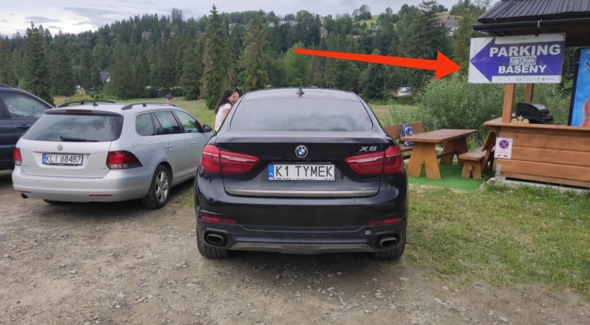 Auto zaparkowane na środku drogi dojazdowej na dolny parking, skutecznie uniemożliwiając wyjazd. Przynajmniej kilka rodzin musiało zmienić swoje plany popołudniowe .