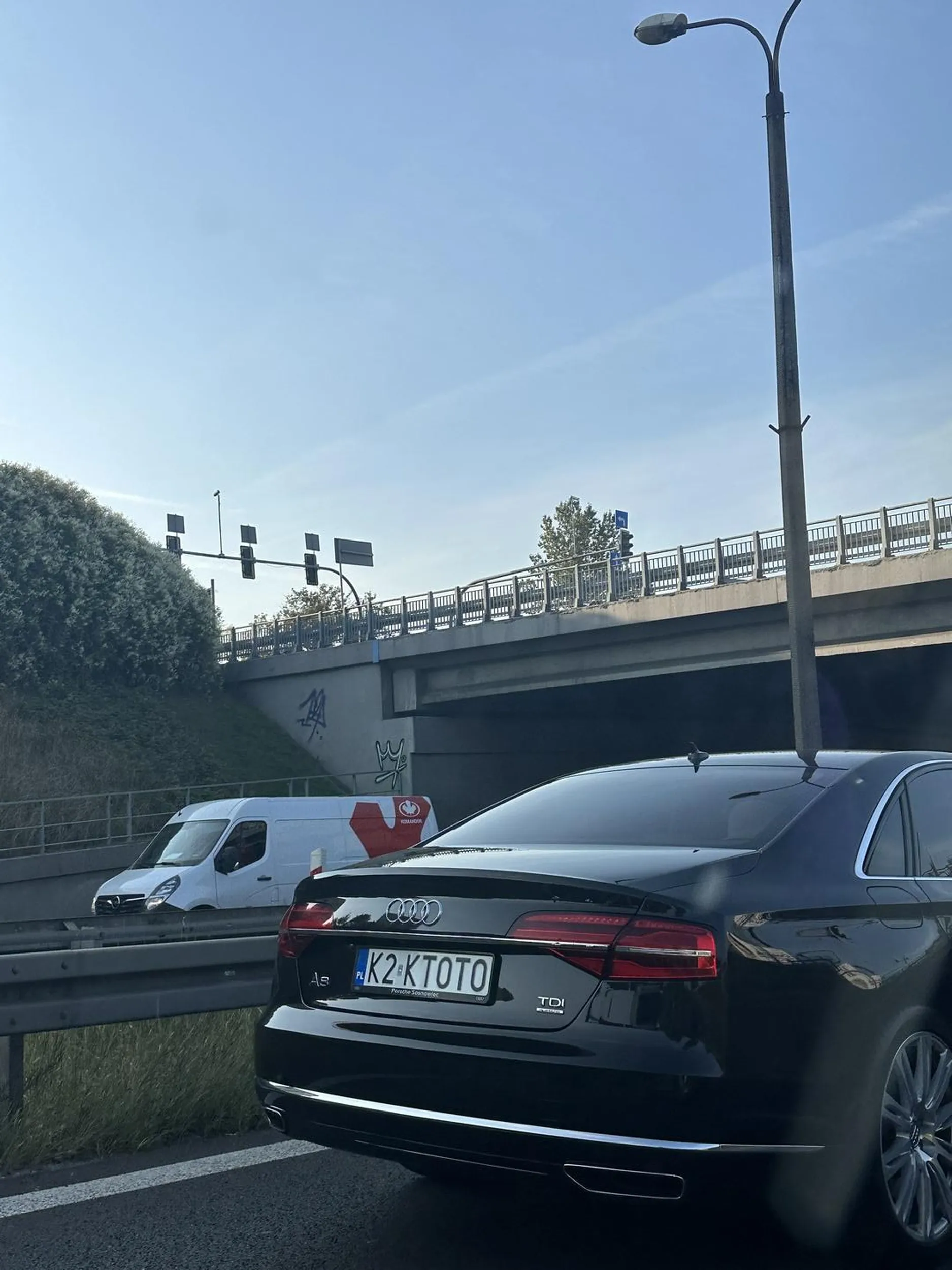 nie wiem kto to ale wymija wszystkich jak leci, droga dabrowa-katowice, swoja droga ciekawa rejestracja pzdr