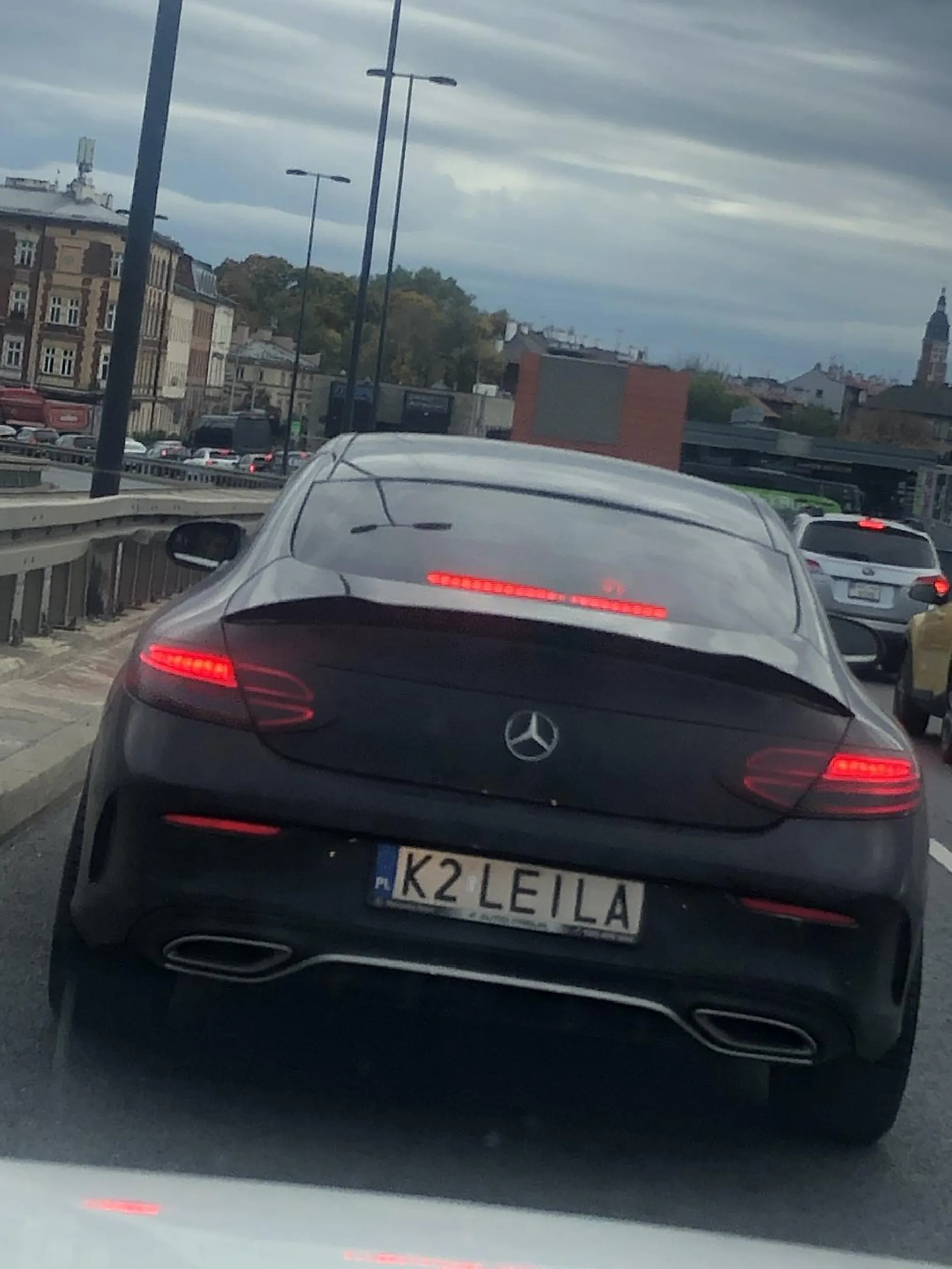 Pani w aucie robi sobie zdjęcia zamiast jechać