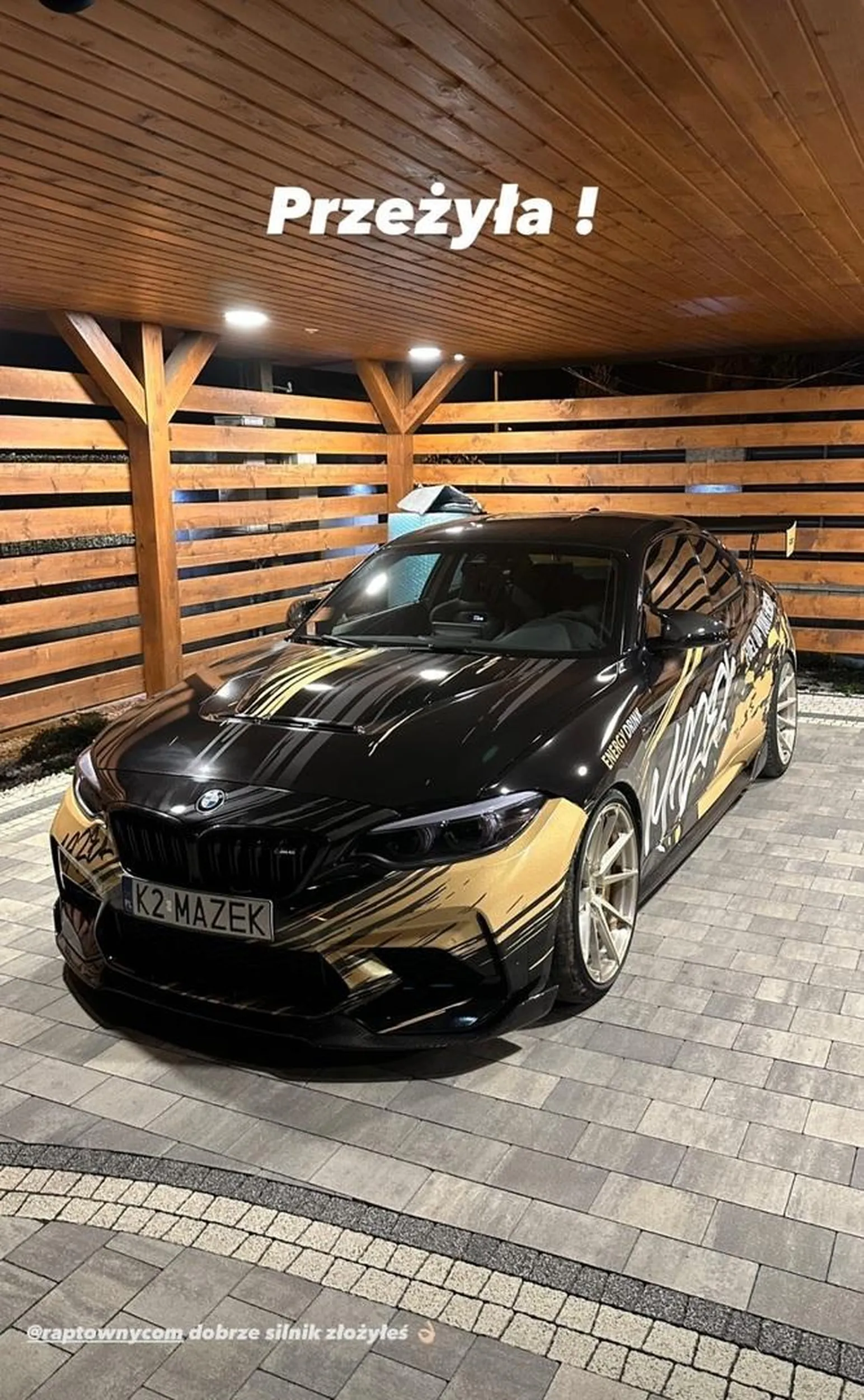 Jakiś rudy typ z tego auta proponuje mężczyznom seks analny za gumowe podkładki pod nakrętki.