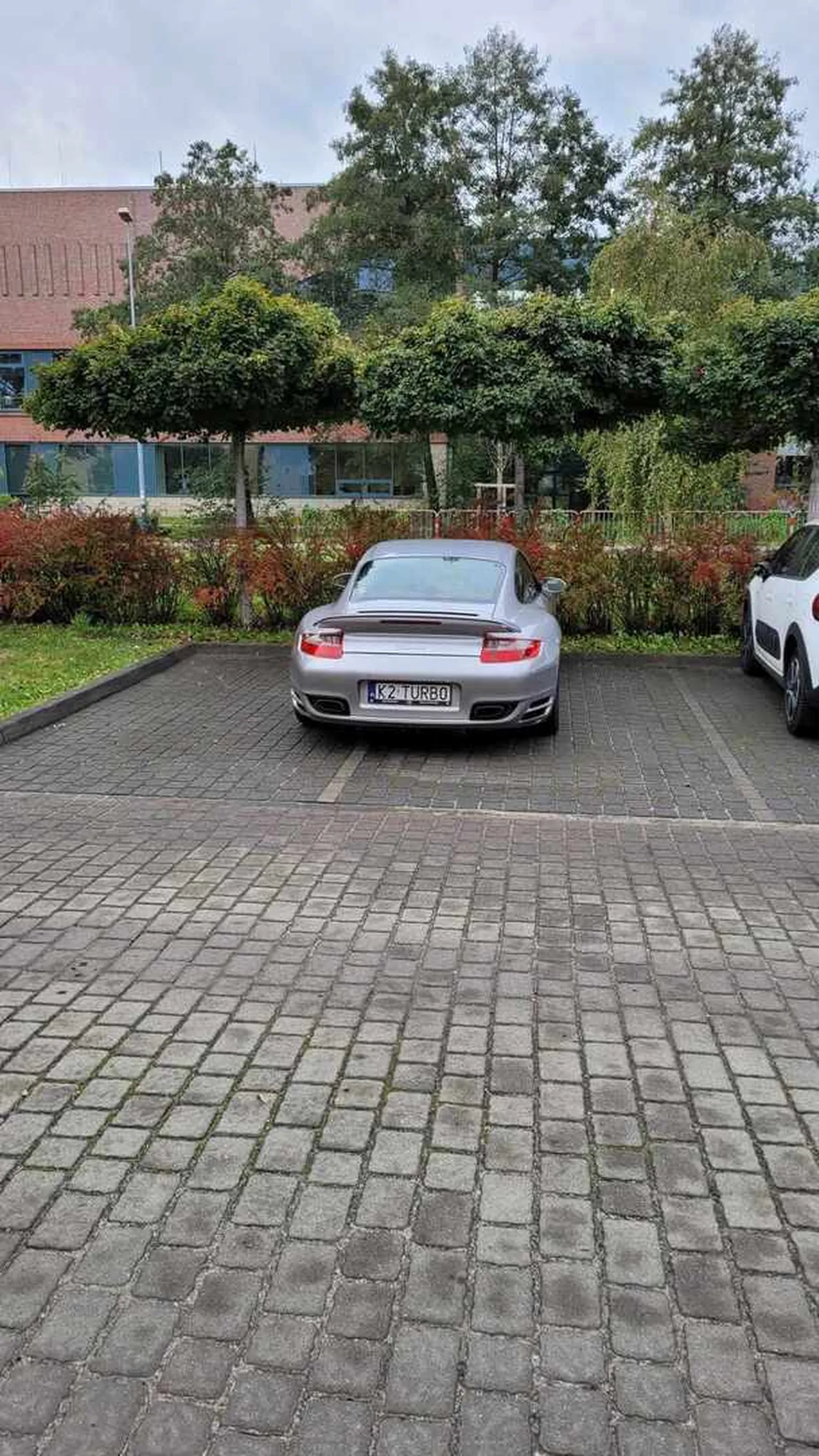 Ten Turbo tak duży, że potrzebuje dwóch miejsc parkingowych? Można było poświęcić tą minutę żeby nie blokować miejsca parkingowego innym, zamiast uciekać na wydział. Zajęcia poczekałyby ;)