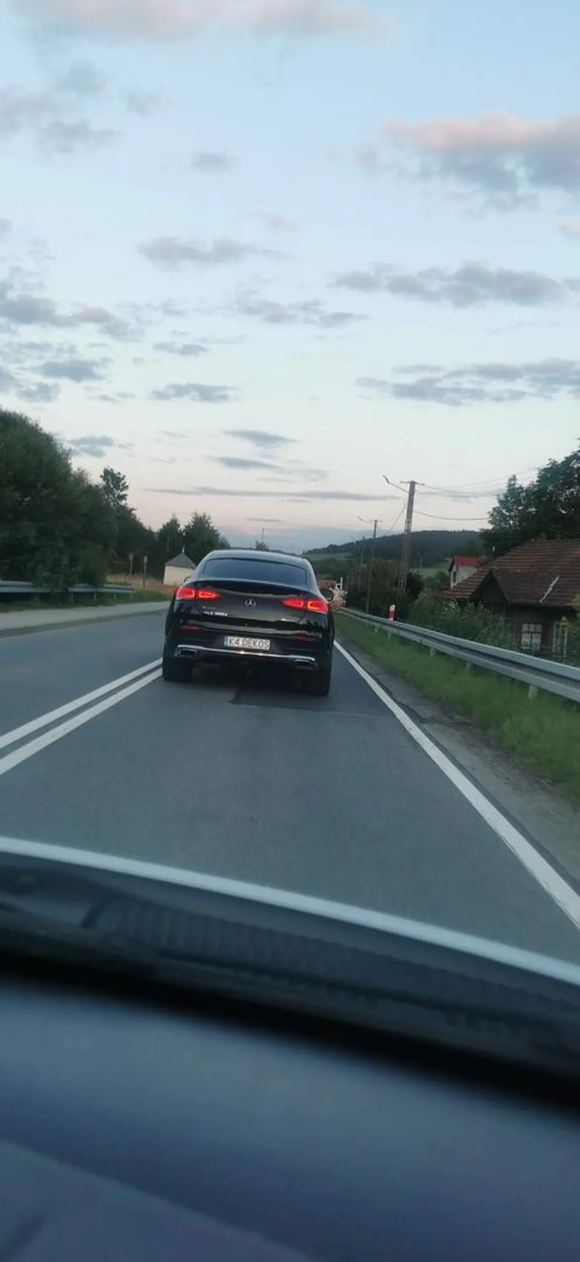 Fajne auto ale kierowca kiepski! Wymusza pierwszeństwo, wpie...la się na lewy pas wyprzedzającemu! Mistrz prostej! ?