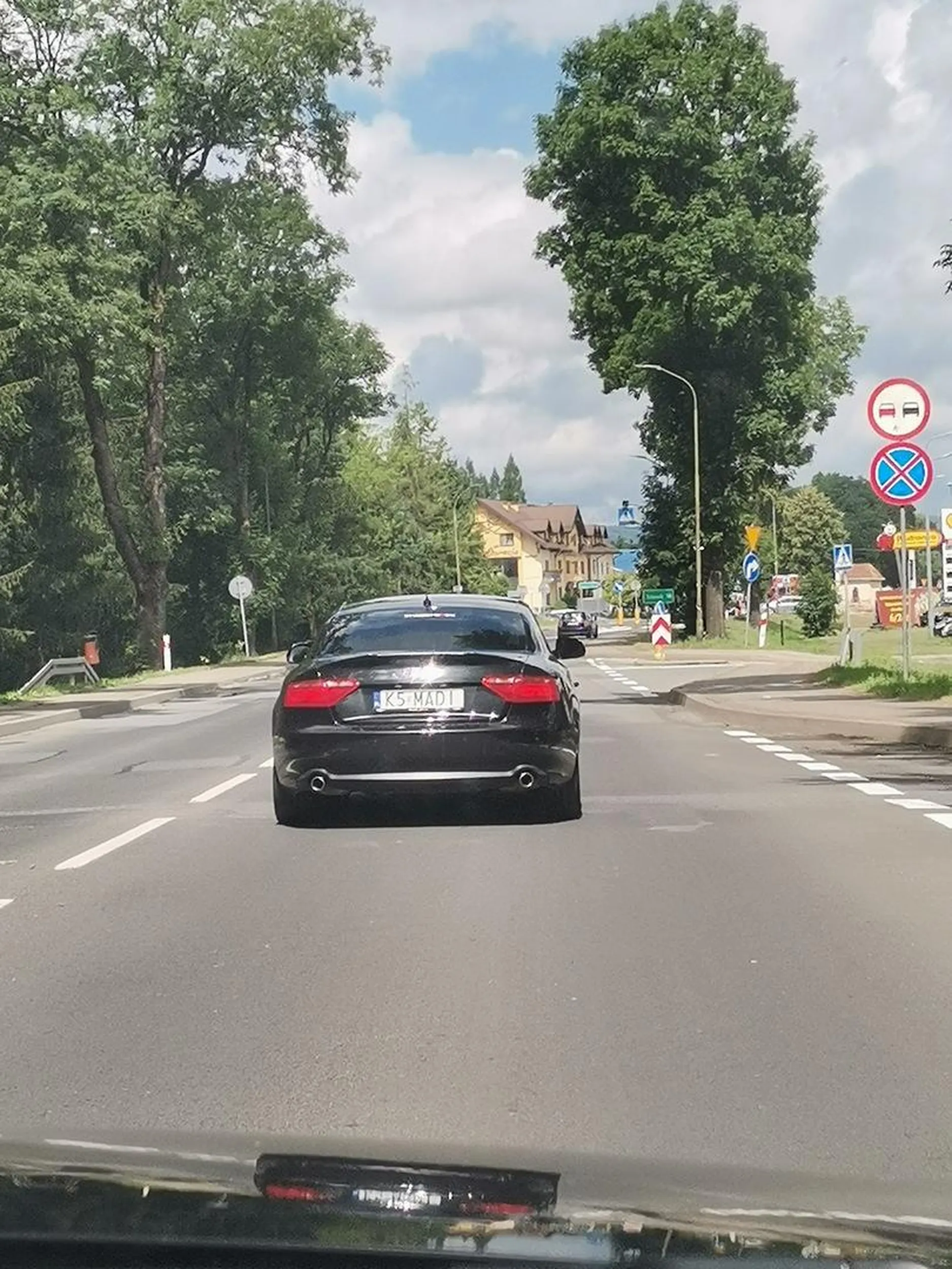 Kultularna miła pani kierowca w ładnym aucie