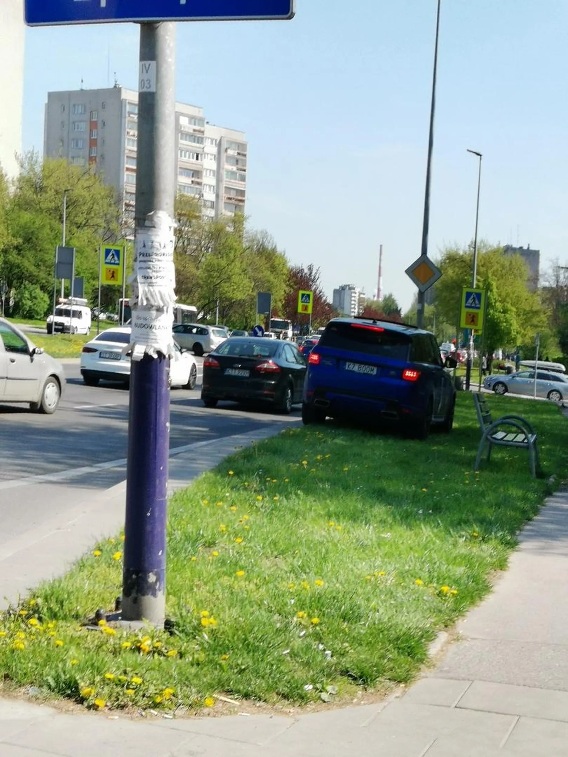 Właściciel nieźle narwany. Startując z pełną mocą spod świateł, jadąc z prawoskrętu prosto nie zdążył wychamowac przed samochodami przepuszczającymi pieszych. By uniknąć kolizji odbił w prawo i skończył na pasie zieleni uszkadzając sobie prawą oponę i prawdopodobnie felgę