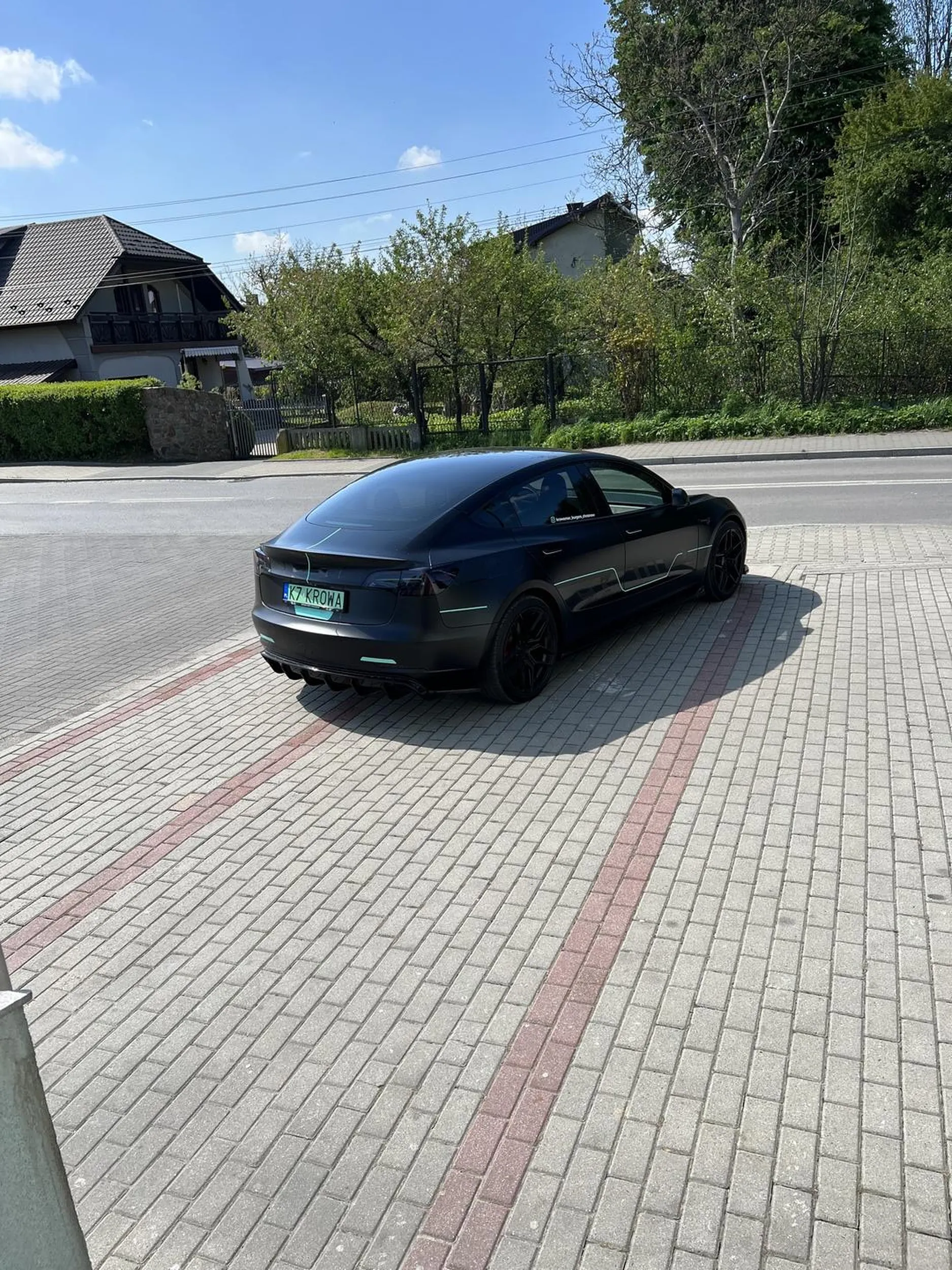 Robicie sobie świetna reklamę Krowamac Burger to ze ktoś ma lepsze auto nie upoważnia go do tego żeby stawał gdzie mu się podoba kawałek dalej jest parking na który każdy inny potrafi trafić ale jak widać wy jako wielcy bogacze musicie pokazać ze mając elektryczny złom możecie stawać gdzie popadnie na środku chodnika przed wejściem do starostwa w Chrzanowie bo ciężko jest przejść pare metrów więcej ŻAŁOSNE