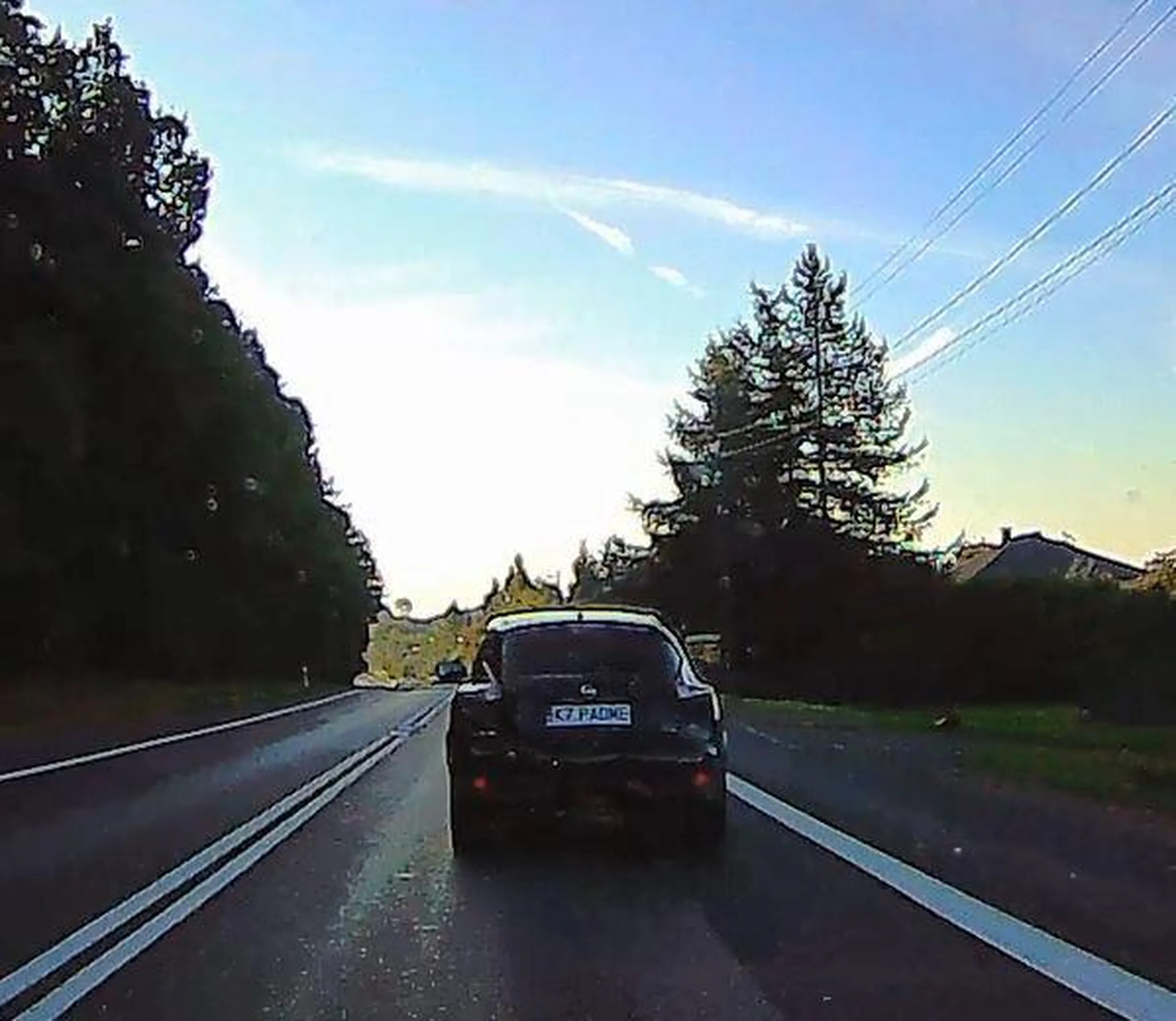 Pani w podeszłym wieku ze swoją córką wyglądającą jak brzydki chłopiec lubi wyjeżdżać z podporządkowanej i zajeżdżać drogę. Najważniejsze, że pani starsza będzie o czasie w salonie beauty, bo córka nie może czekać, no i mama już też zdecydowanie nie, bo czas w tym przypadku wyjątkowo działa na niekorzyść.