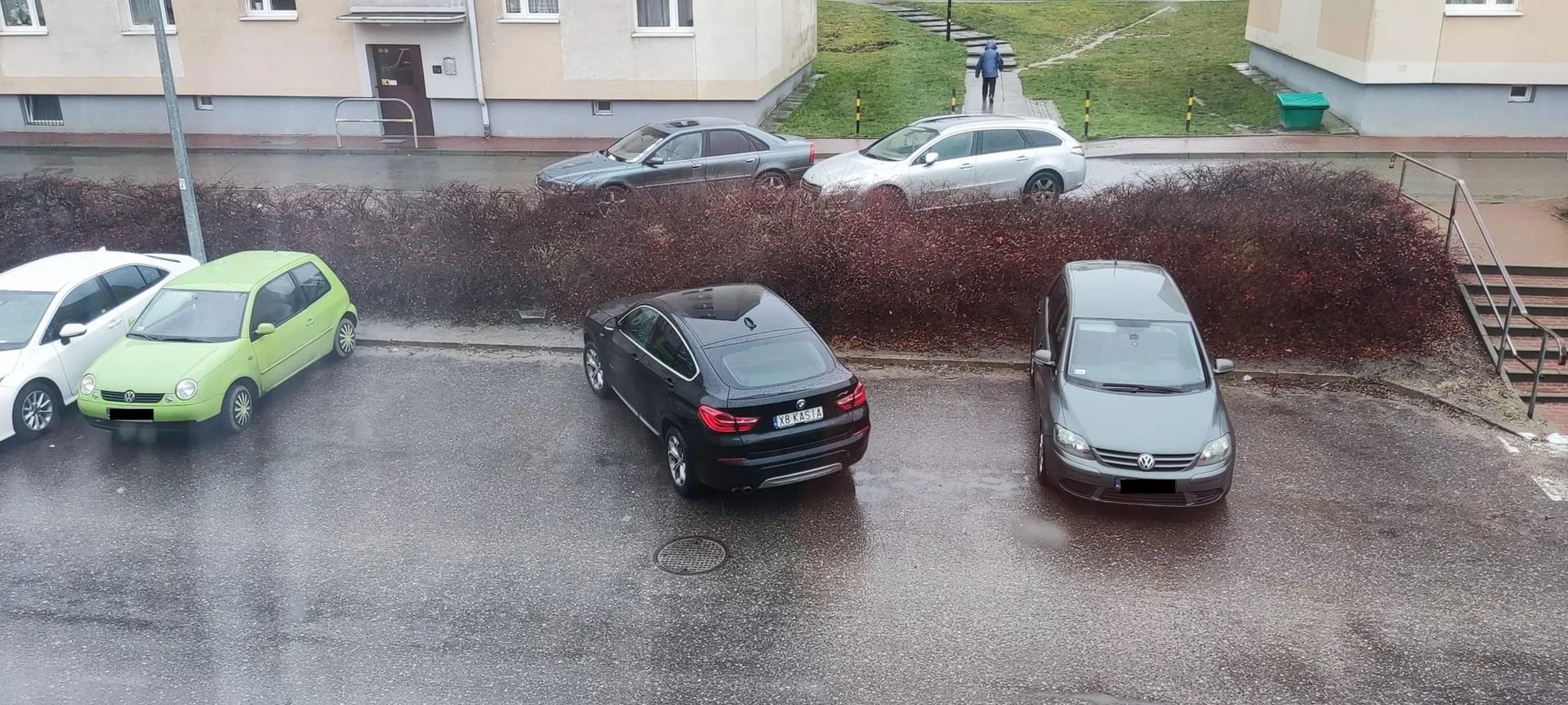 Przykładne parkowanie na osiedlu.