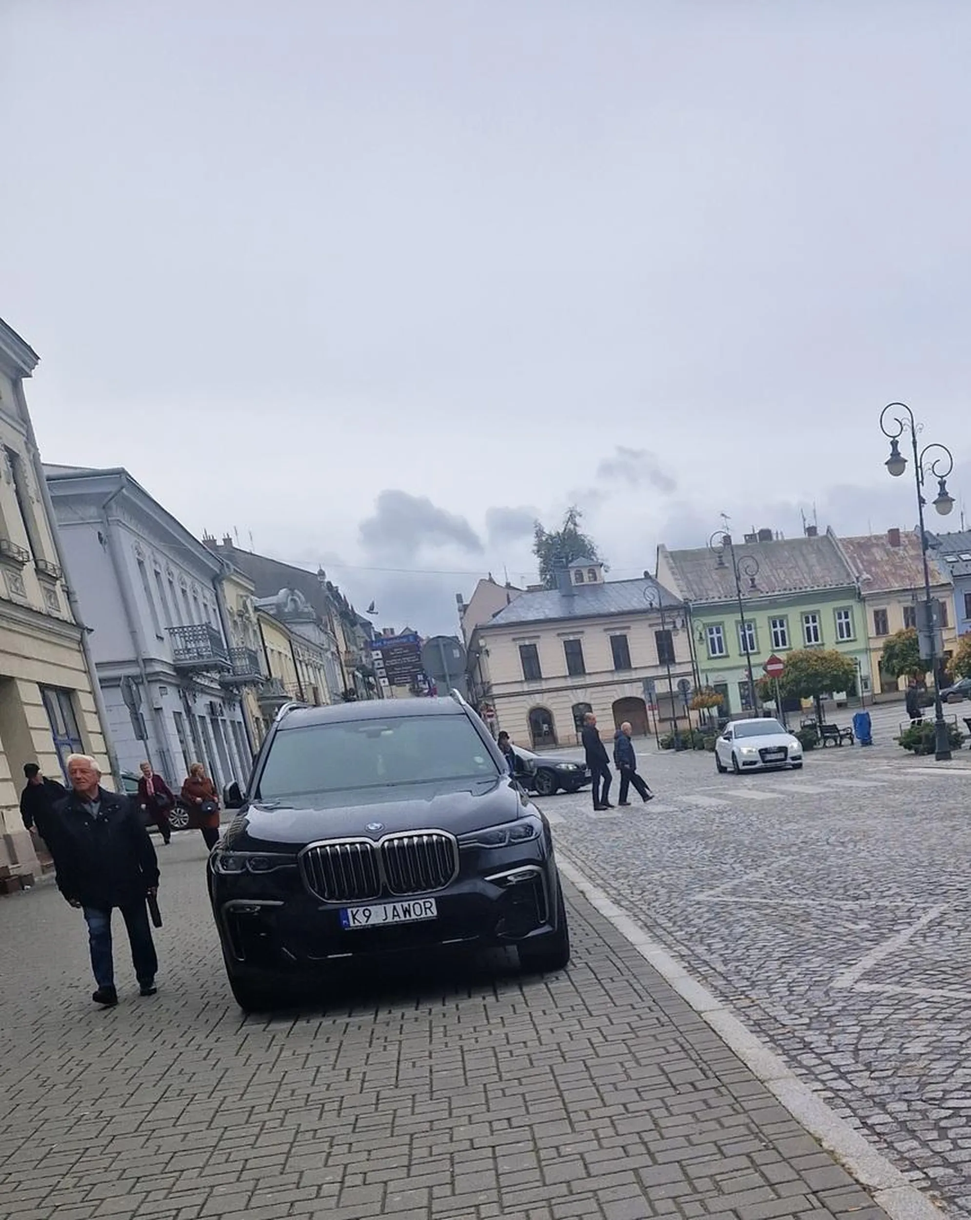 Parkuje na zakazie na chodniku