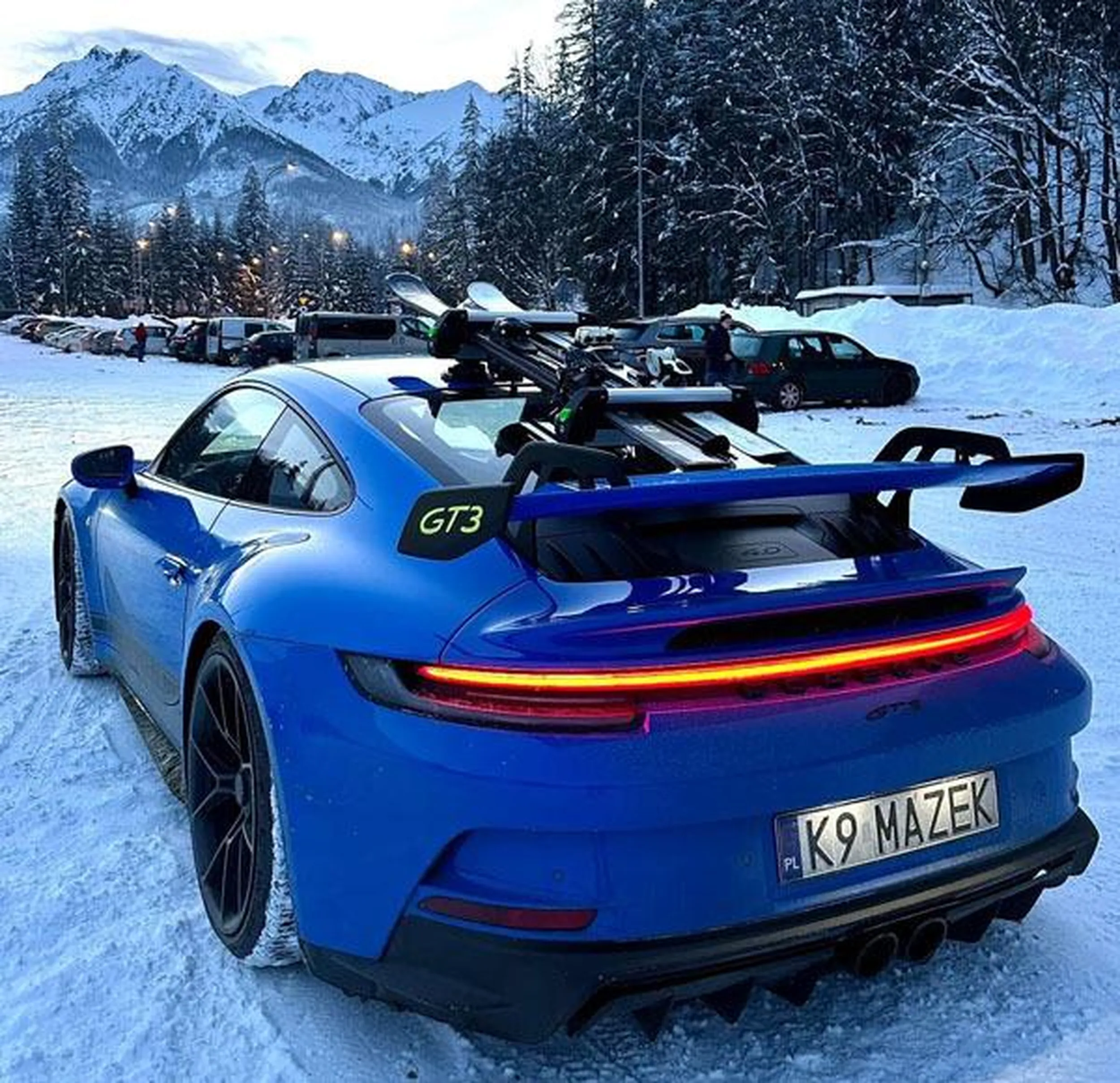 Na czerwonym świetle wychodzi z auta, zaczepia ludzi wciskając im paprykarz szczeciński oraz długopisy reklamujące ogólnopolski Związek gluchoniemych. Pojeb jakiś!