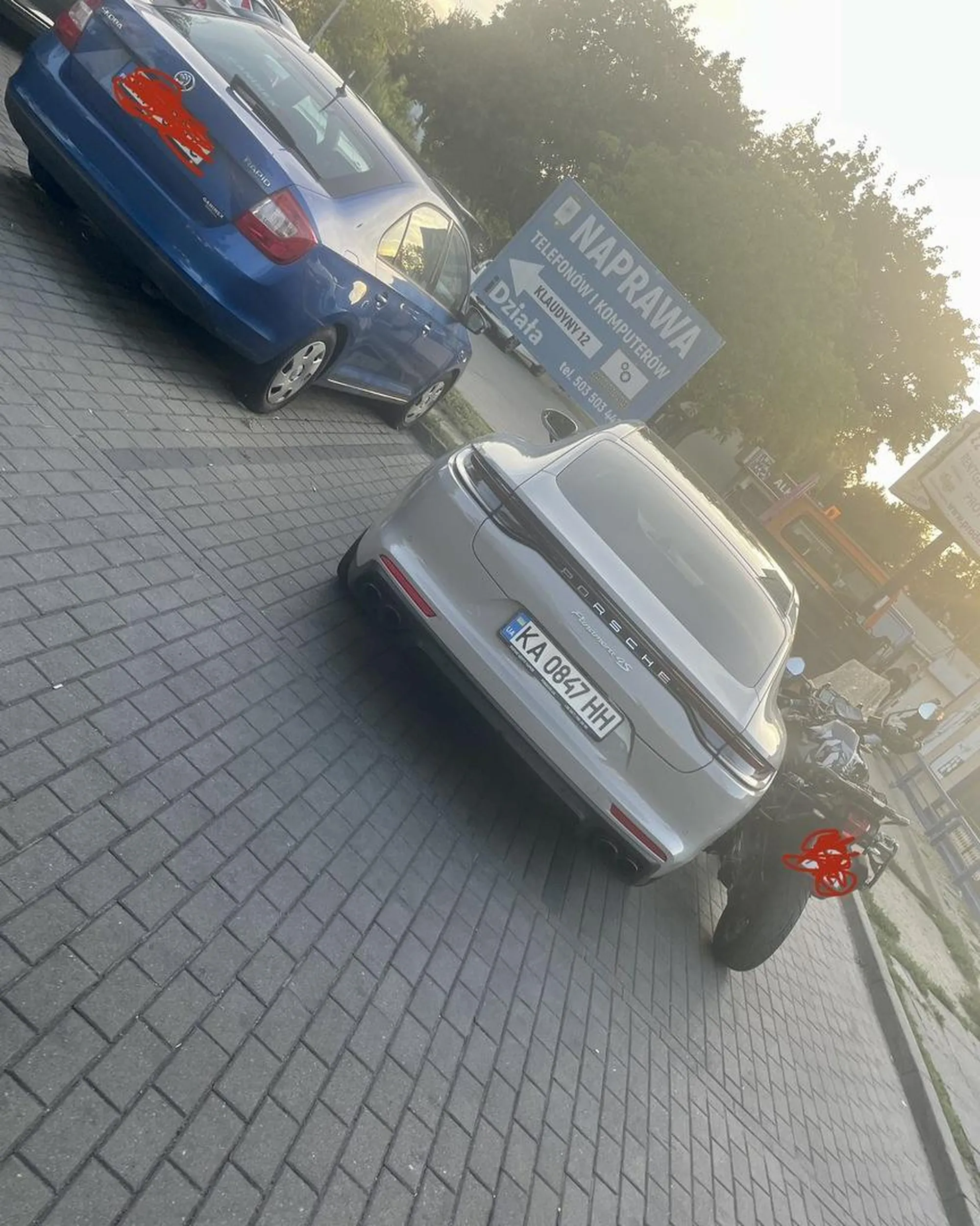 Jełop nie zdążył zaznajomić się z zasadami ruchu i parkowania w Polsce.