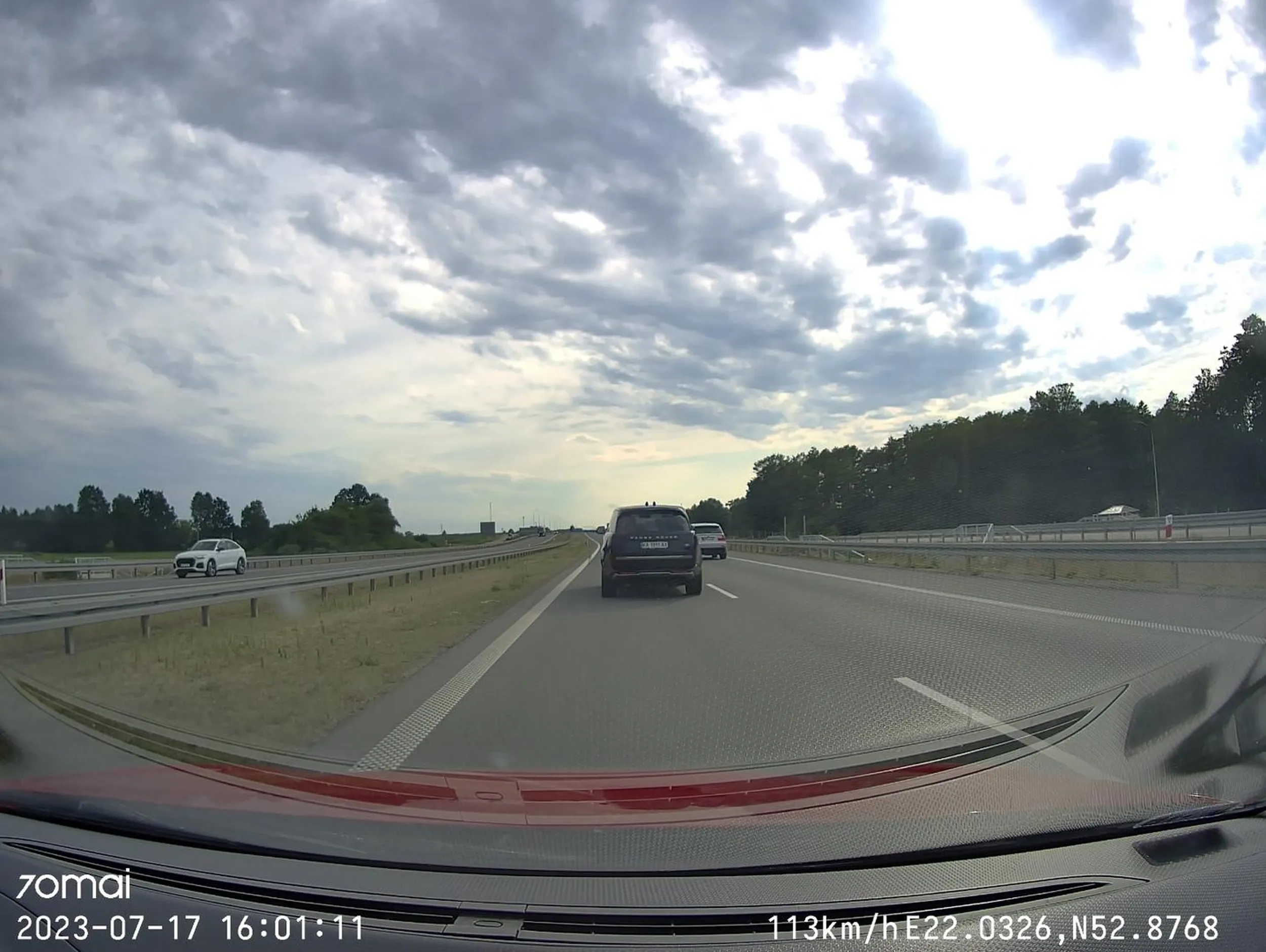 Mistrz lewego pasa, specjalnie blokuje go jadąc 110-120, na równi z innym autem.