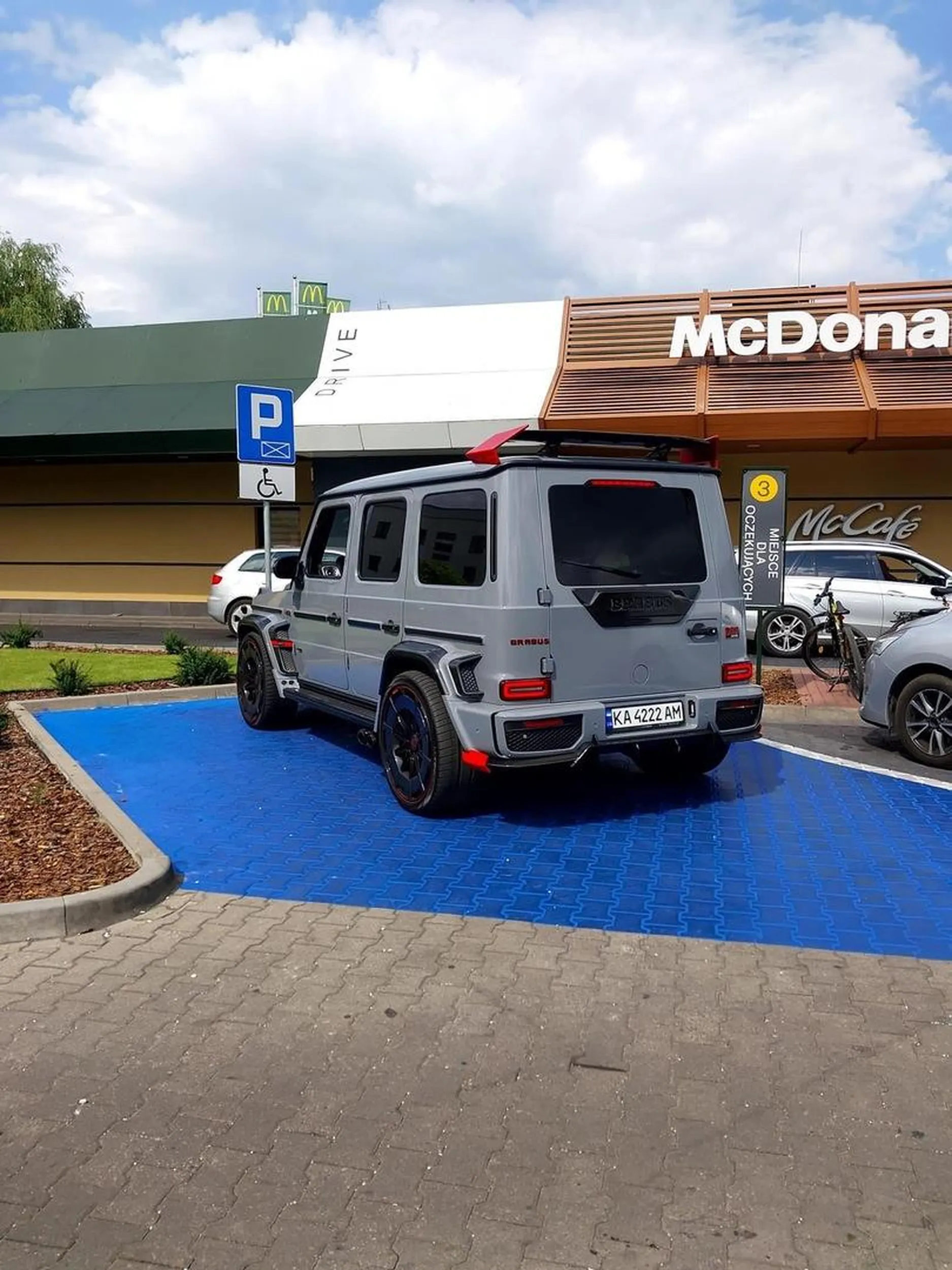 Jeździ podrabianym brabusem i zajmuje miejsca niepełnosprawnym