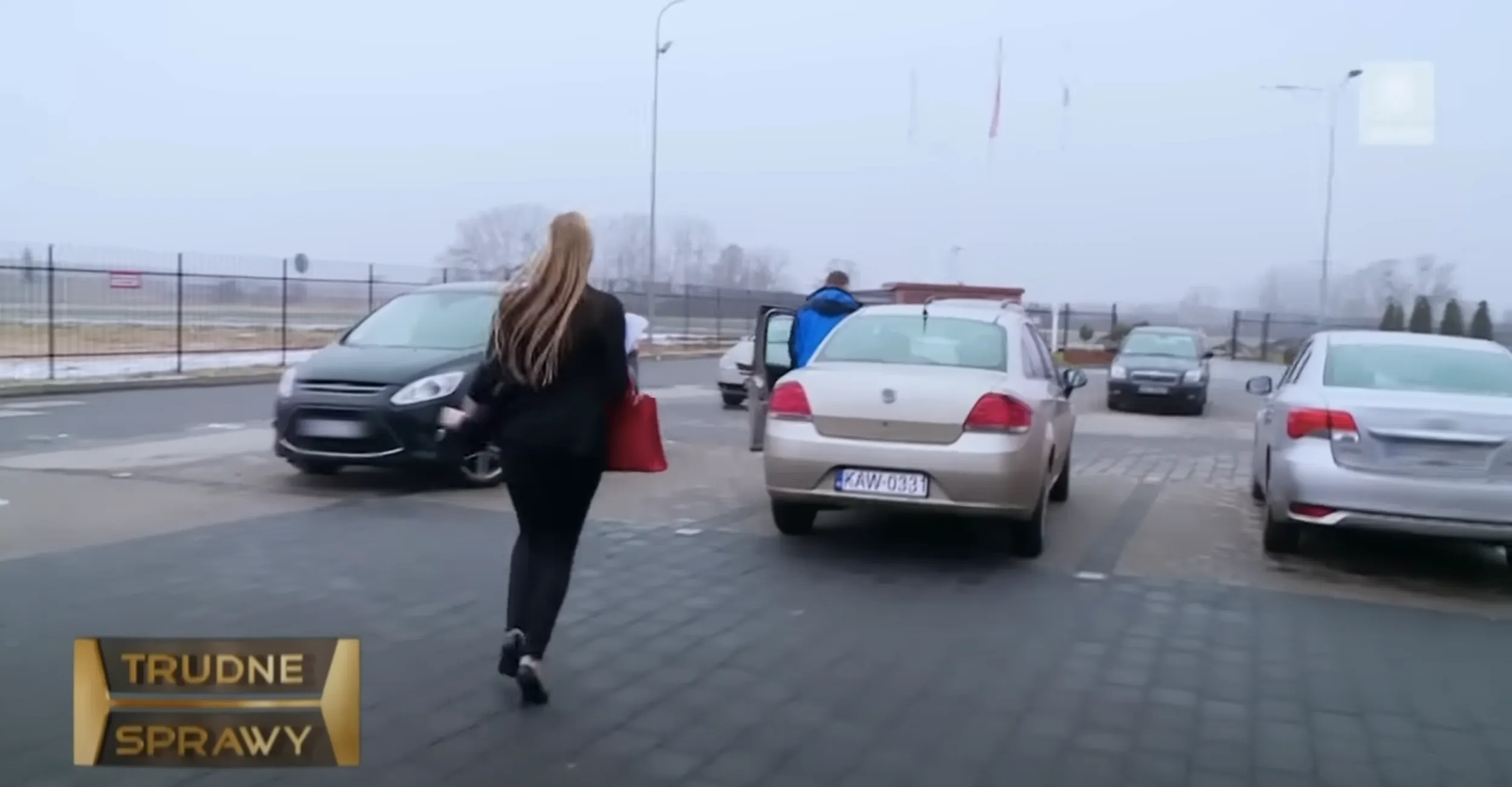 Jakiś ziomek dręczony przez dzieci, smutne