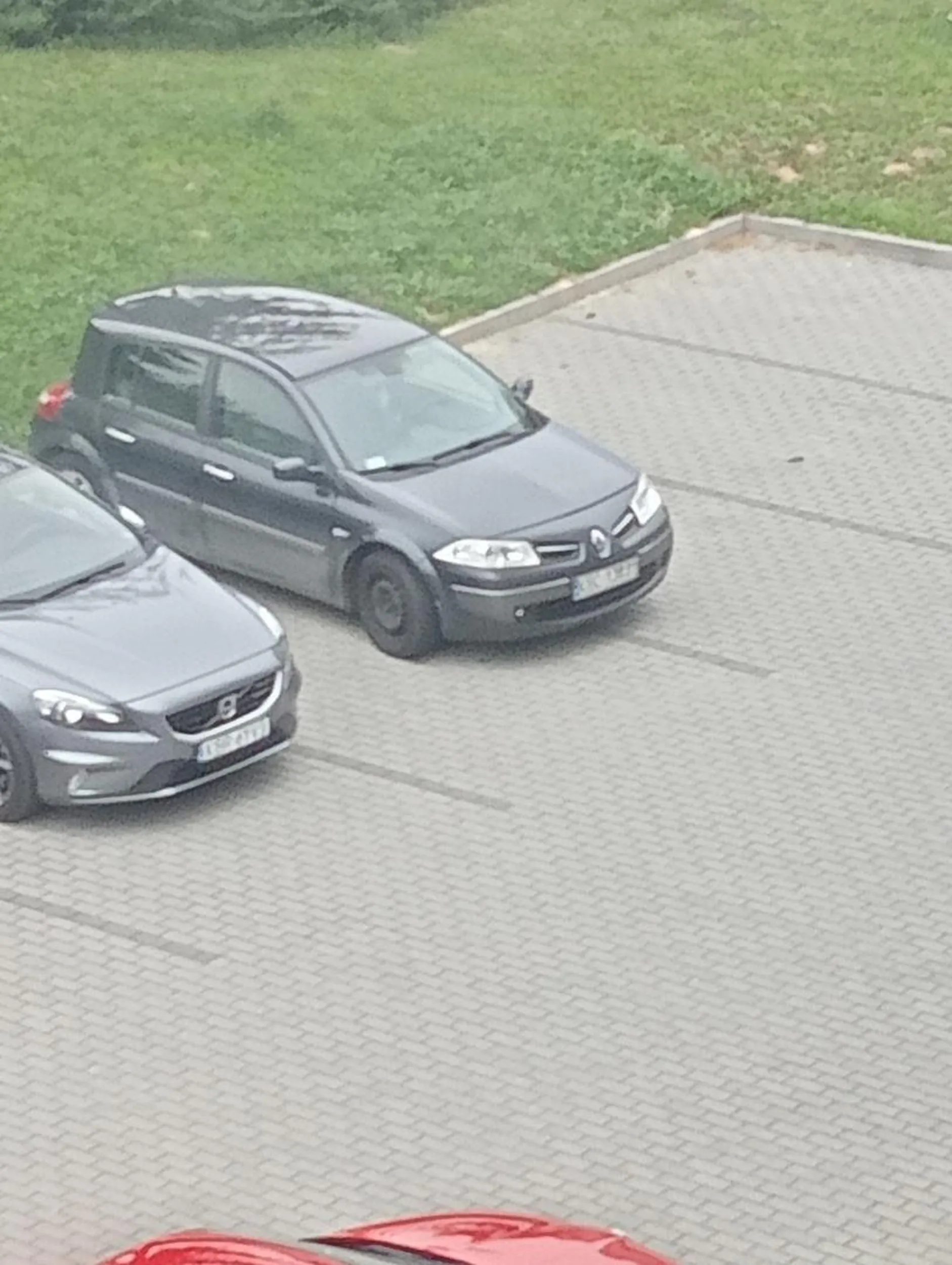 Kolejny parkuje na dwóch miejscach jak by miał żółte papiery