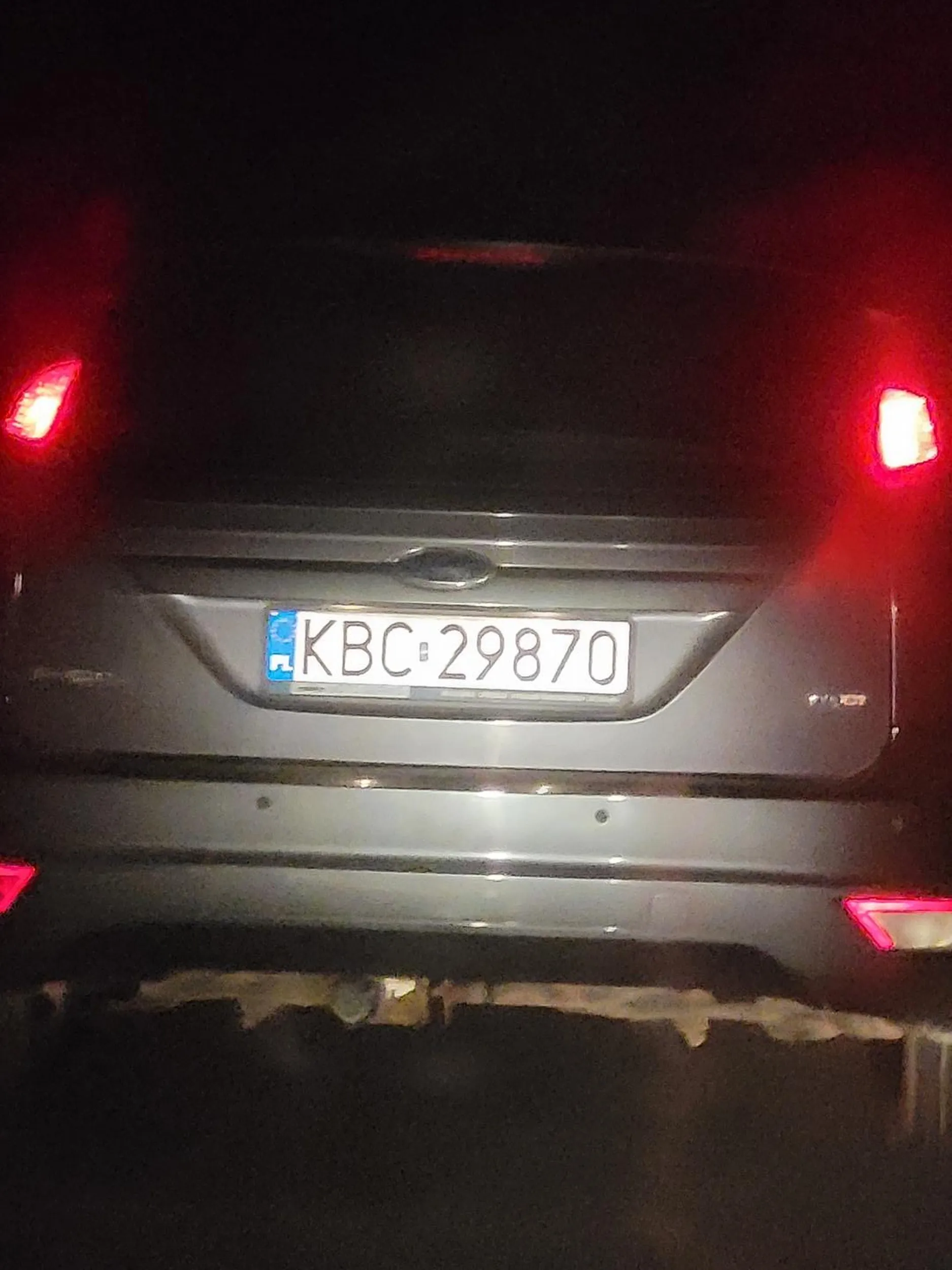 Typ wielokrotnie prosi sie o guza. Jedzie 100 km/h po czym gwałtownie zwalnia do 20km/h na zakrętach.