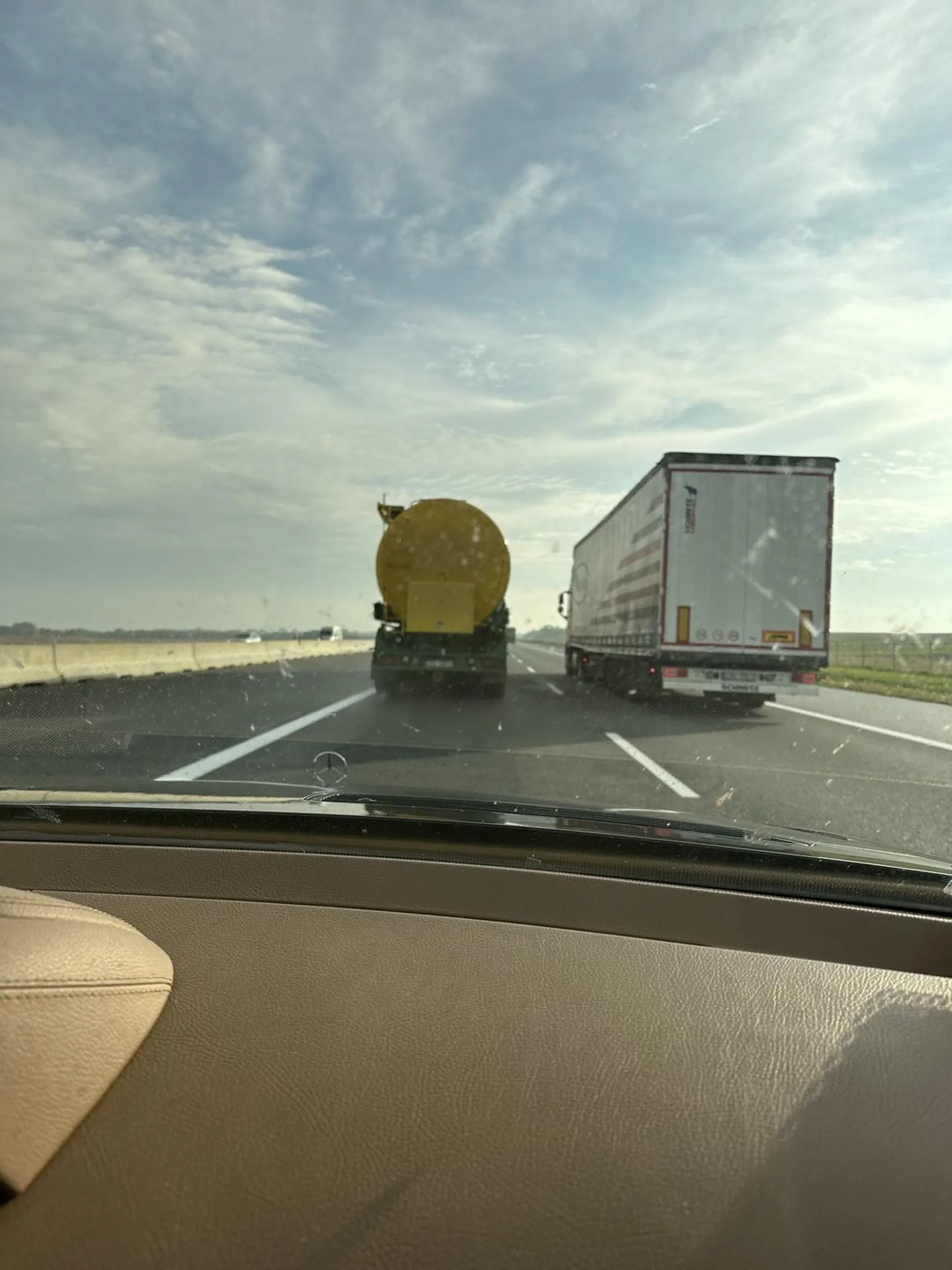 Nie ma to jak wepchać się przed nos i wyprzedzać 15 minut:) ps. Za moim autem było już pusto…