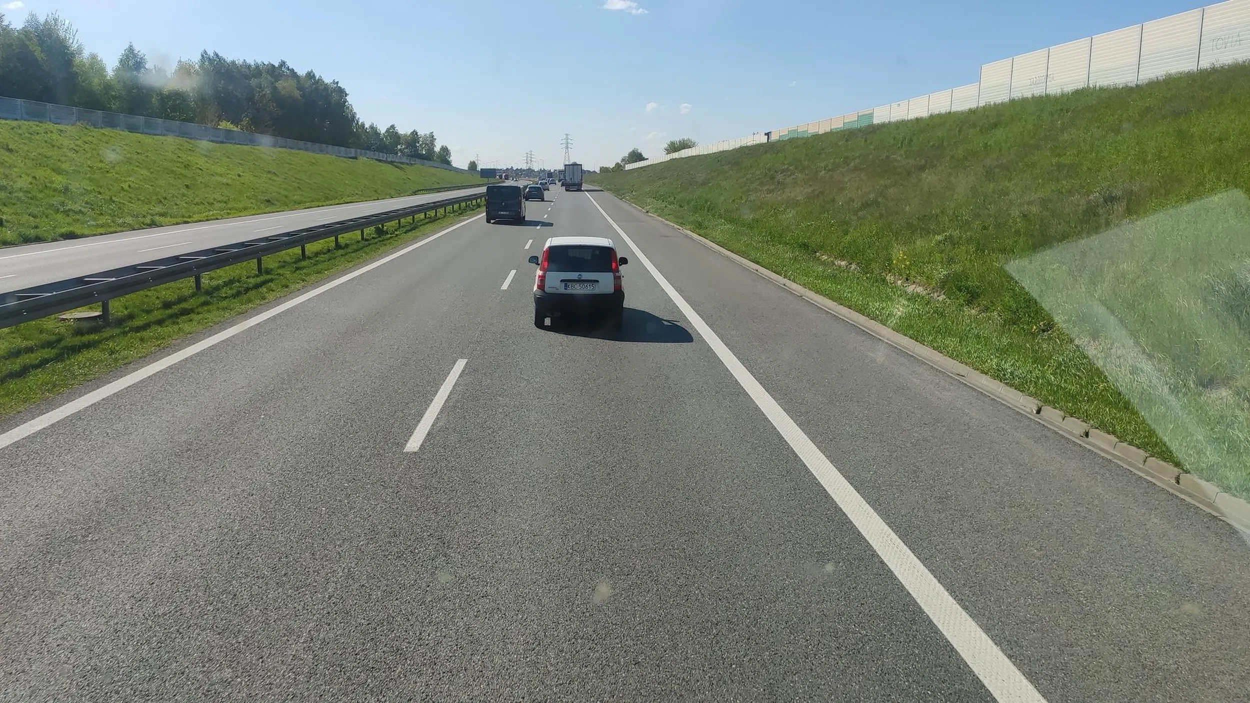 60km/h po autostradzie i kilometr korka ciężarówek za bawiącym się telefonem ldlota