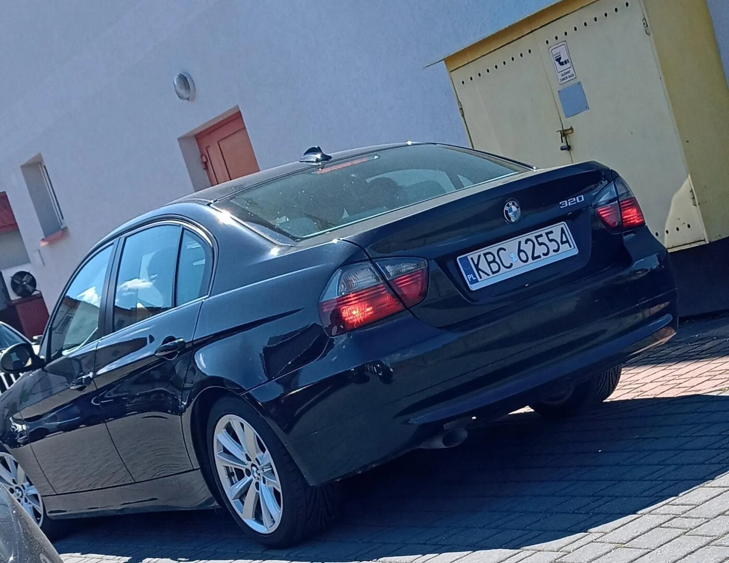 Kolejny małolat który myśli że siedzi w BMW i może wszystko.. staje na środku drogi-przejazdu zastawiając przy tym drogę przeciwpożarową ale i utrudnia celowo wyjazd samochodom zaparkowanym naprzeciwko... Warto udać się na ponowny kurs doszkalający chyba bo jak widać nie nauczyli. Kolejny dowód że BMW nie dla idiotów.. Może chociaż pasażerowie - dumni (możliwe że rodzice) z kierowcy. Jedz do siebie na wieś w polu się tak stawiaj lub pod oborą.