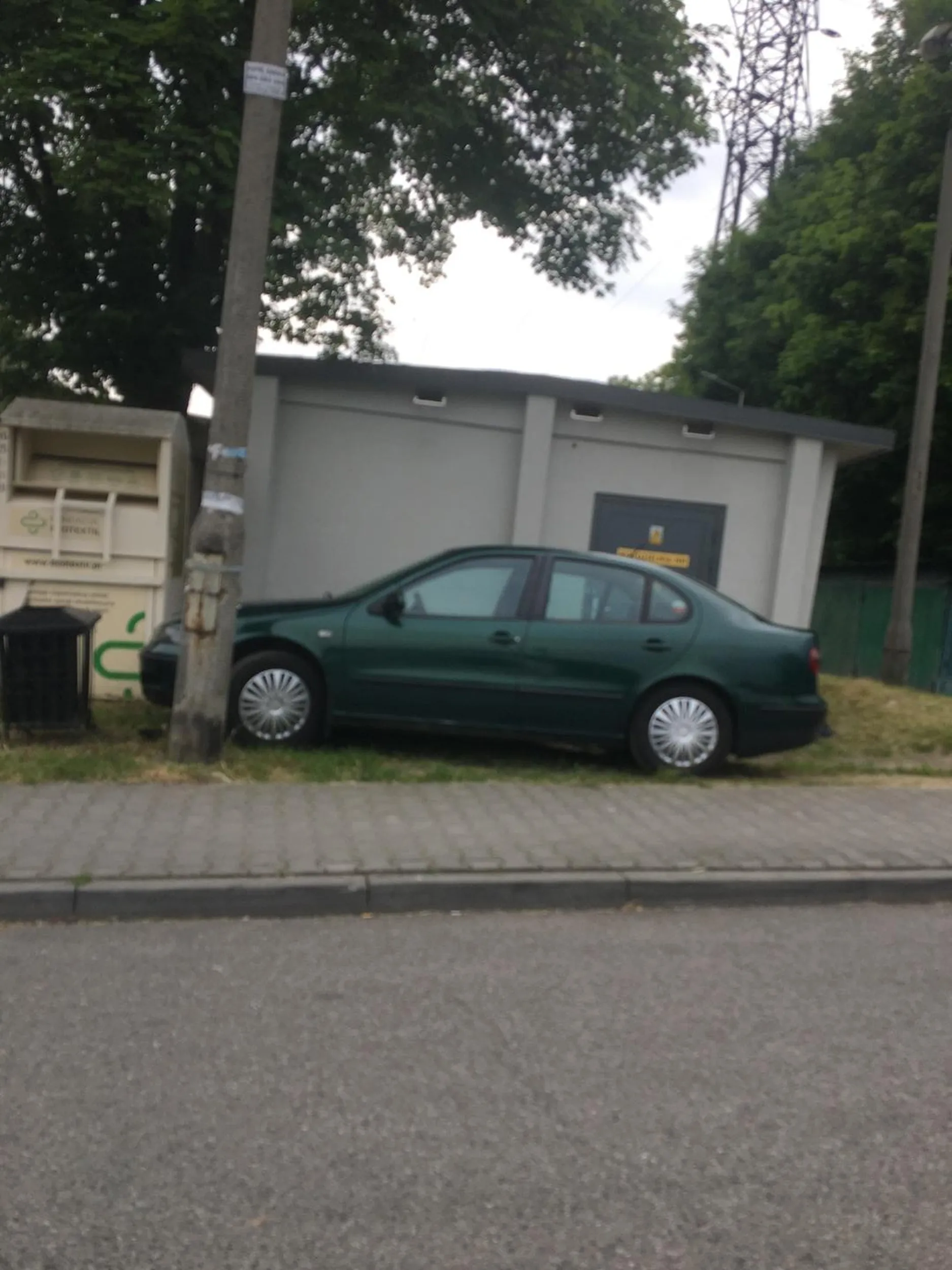 Umiejętności parkowania są mu obce - parkuje gdzie popadnie blokując dostęp do rozdzielni. Prawo jazdy wygrane w chipsach
