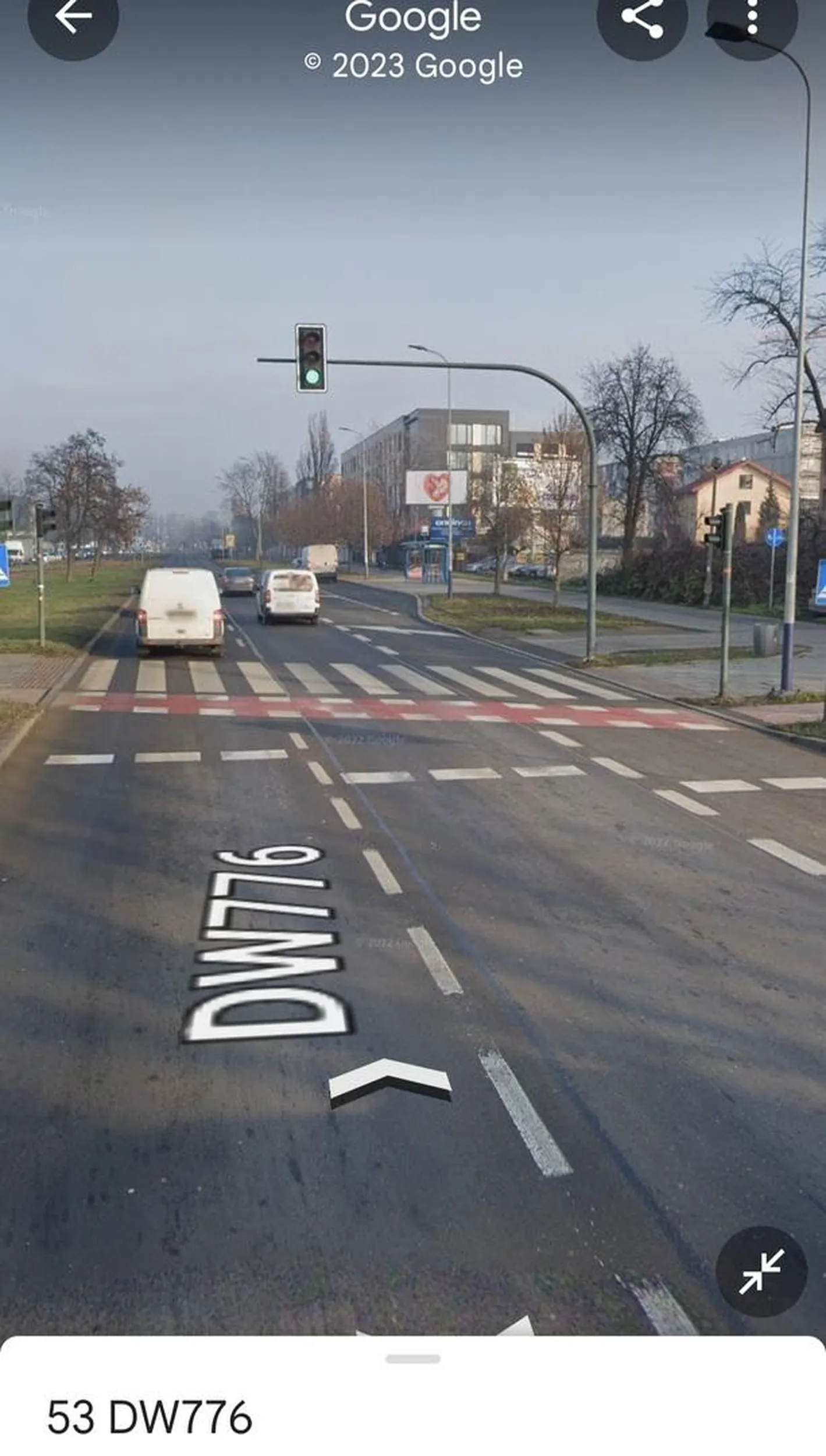 Kierowca specjalnie zajechał mi drogę i nie pozwolił zjechać z kończącego się pasa na pas po lewej stronie,  po skręceniu w prawo ustaliłem się na skrajnym prawym pasie który za 100 metrów się kończył,  nie zdążyłem się jeszcze zatrzymać i światło zmieniło się na zielone,  podczas gdy inne samochody ruszały ja już je wyorzedziłem ponieważ byłem w ruchu,  Kierowca tego pojazdu który był na pasie z obok ( po lewej mojej stronie z premedytacją bardzo szybko ruszył ze świateł i zajechał mi drogę tak że nie mogłem opuścić kończącego się pasa - a w tej sytuacji miałem pierwszeństwo,musiałem zwolnić prawie do zatrzymania się. Na pewno Kierowca zrobił to specjalnie , ponieważ reszta samochodów ruszających ze świateł była około 50 metrów za nami, gdyby tylko muzależało żeby szybciej jechać to miał wolny cały lewy pas....Chamstwo i brak odpowiedzialności. Ale  czego można się spodziewać po kierowcy Clio  po "tuningu"... na zdjęciu skrzyżowanie, na którym to było