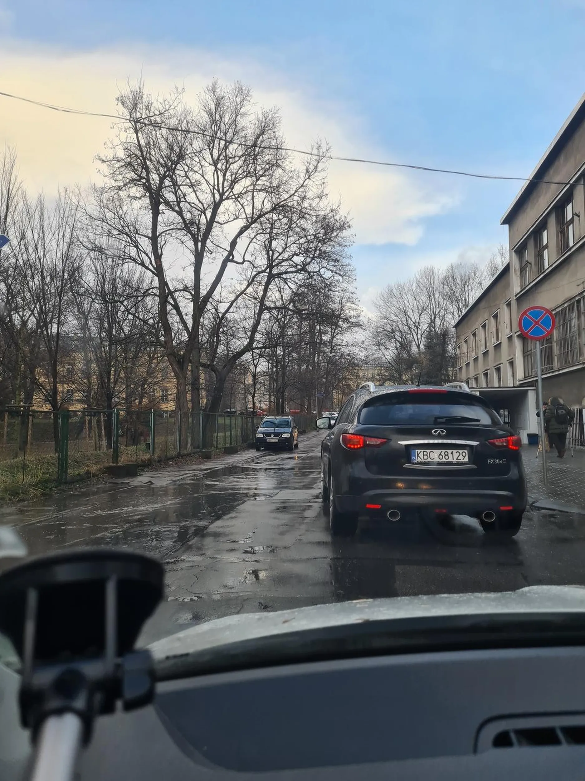 Kierowca wycofując nie zachowuje ostrożności i wymusza pierwszeństwo