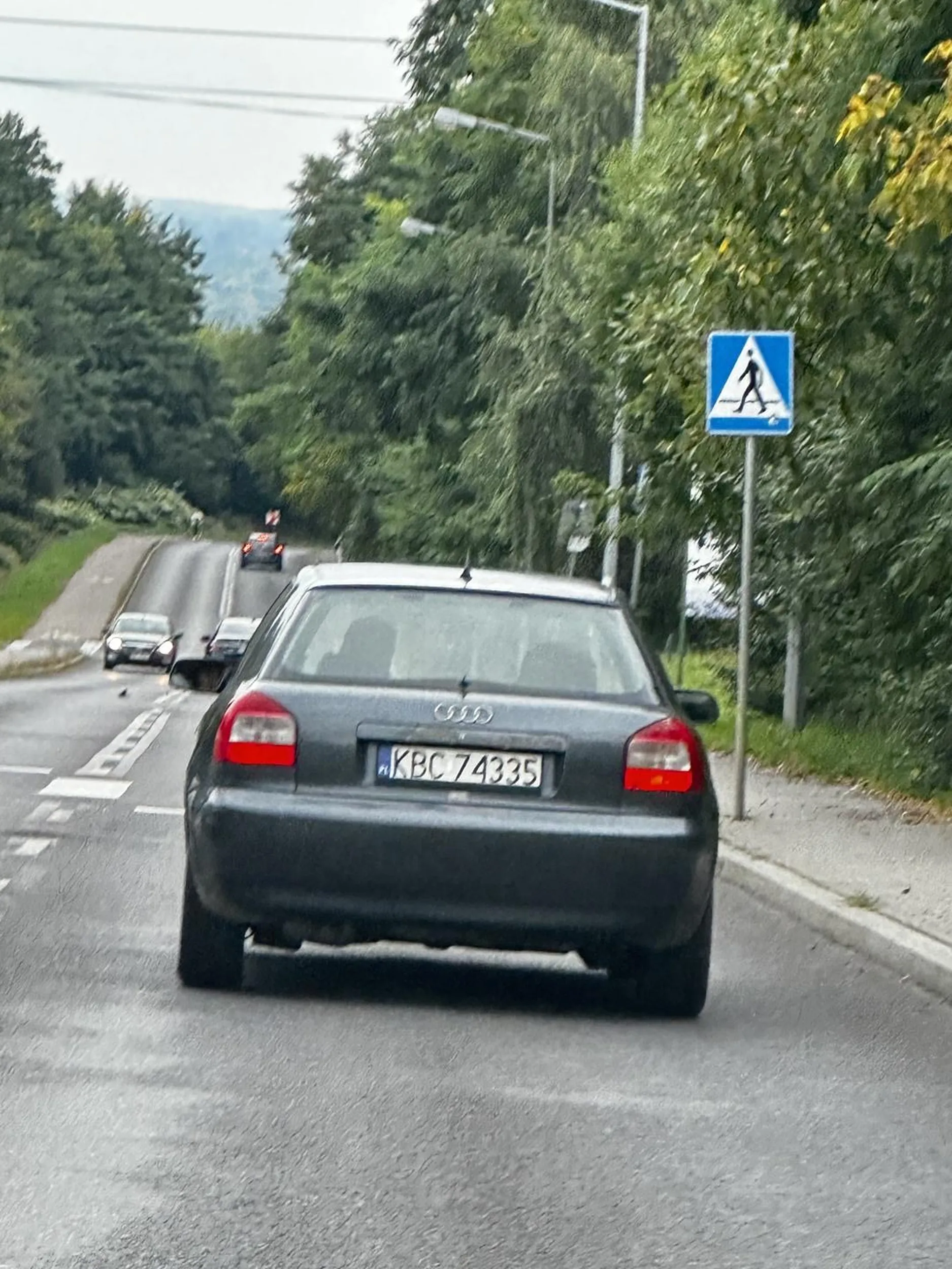 Gówniarz myśli ze wszystko jemu wolno na drodze, nieważne ze masz pierwszeństwo ma rondzie, on i tak Ci się wpakuje na chama przed maskę! Zabrać prawo jazdy!!!