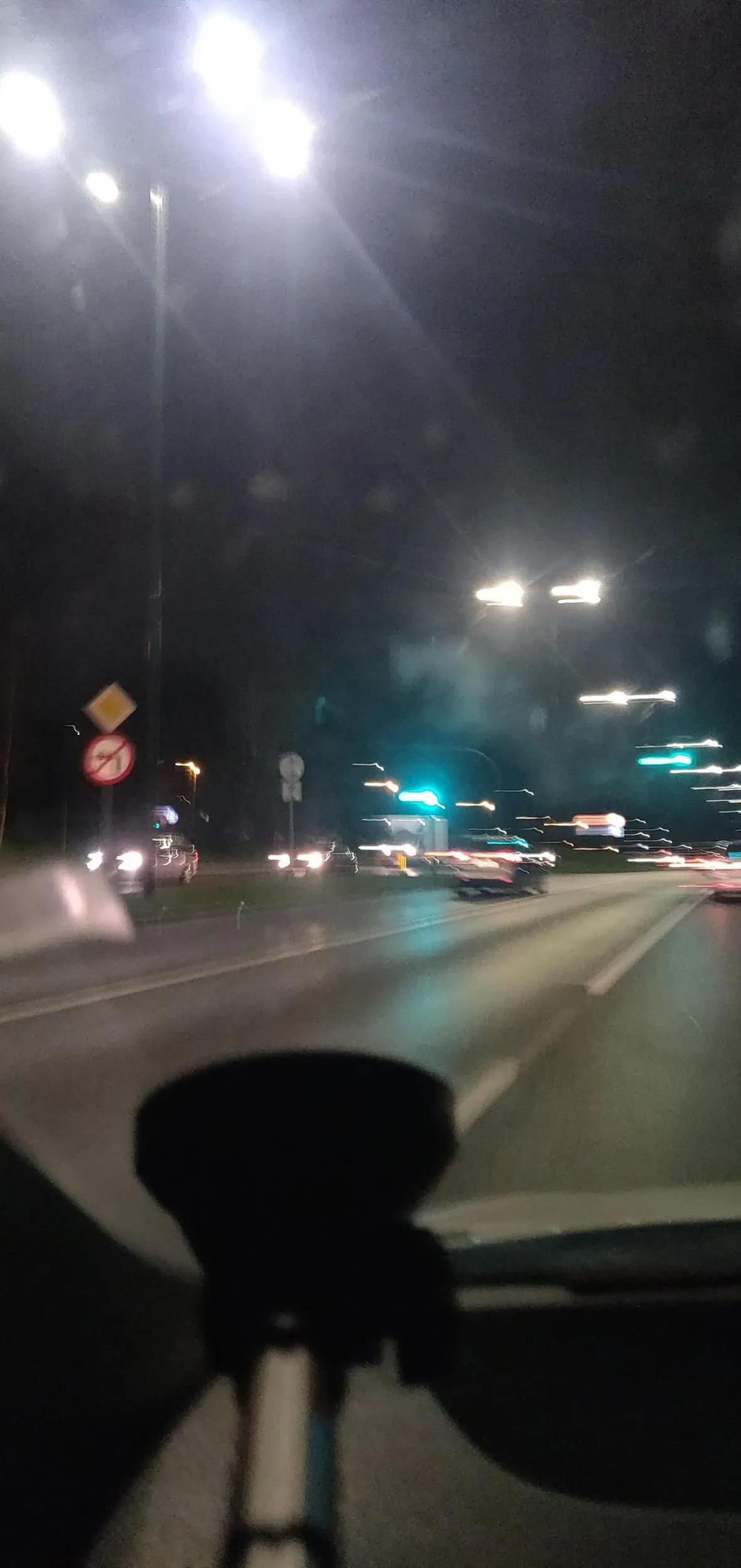 Kierowca jeździ buspasem bezprawnie